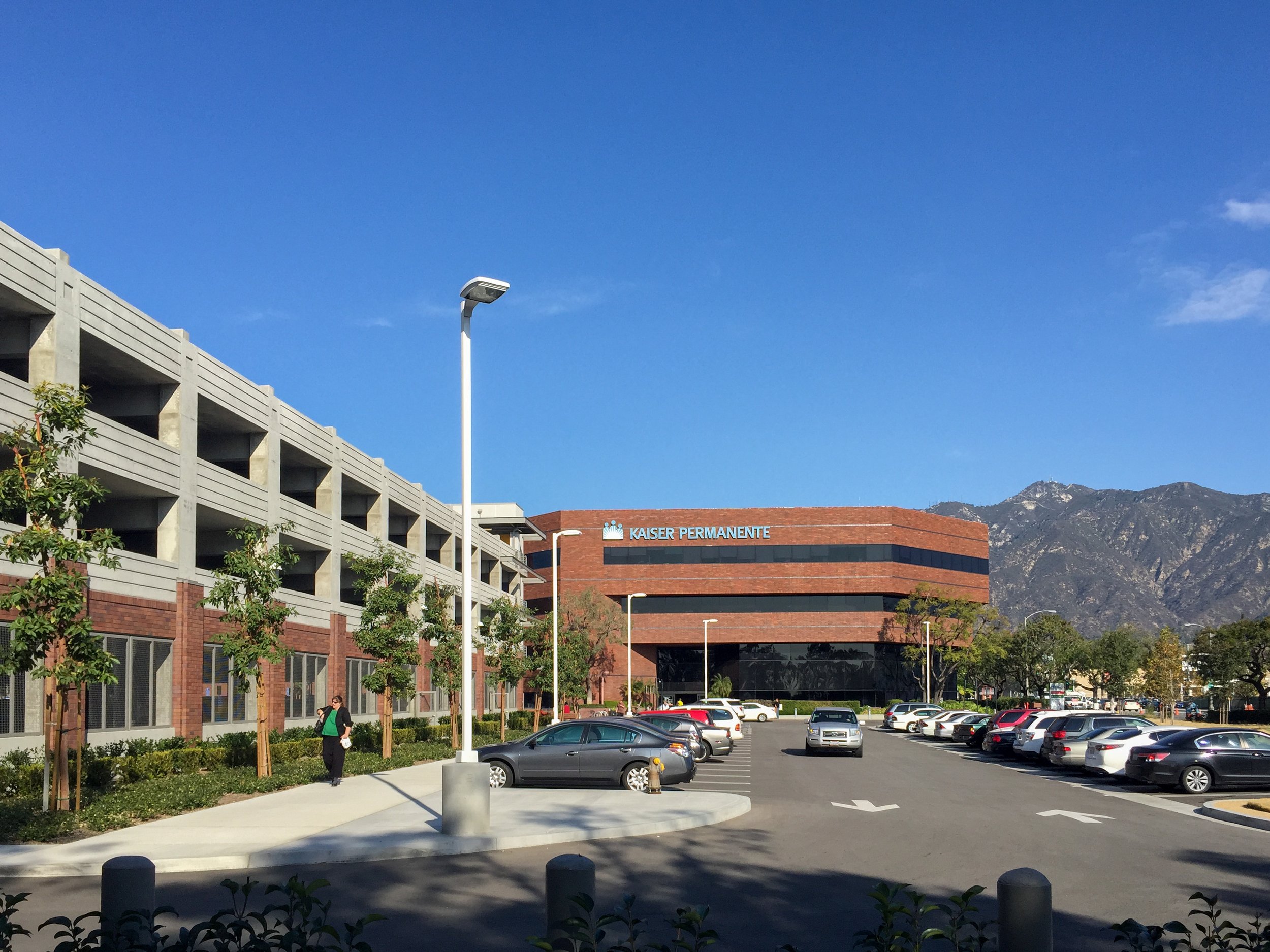 Kaiser Permanente Foothill Parking Structure side
