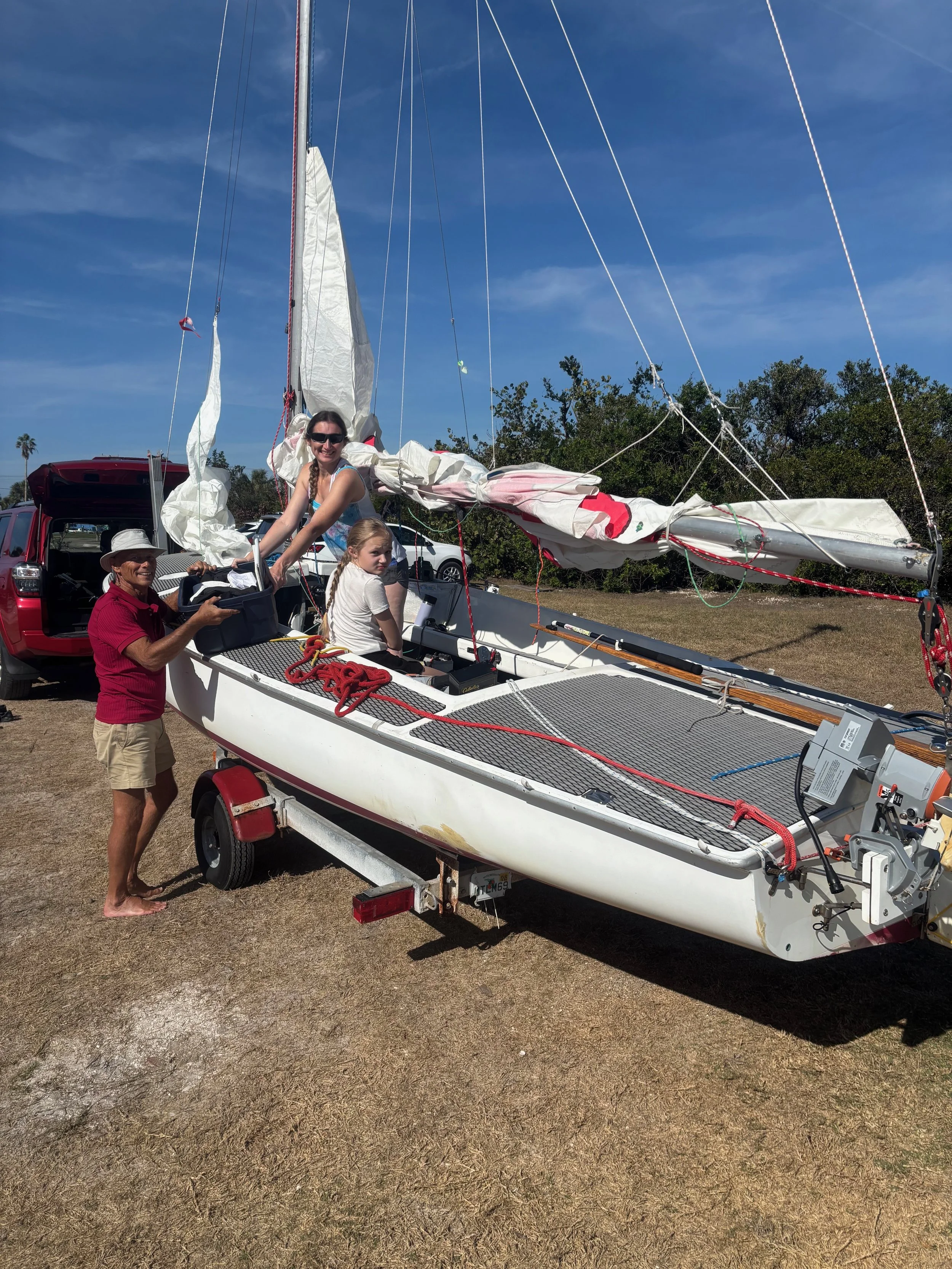 Steve, Amber & Lana rigging JoySEA Too