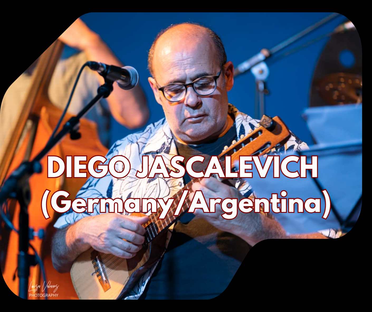 Diego Jascalevich is an internationally acclaimed Argentine charango virtuoso, guitarist, and composer. Born in Buenos Aires, his musical journey took him through Brazil and Italy before he settled in Germany in 1995, where he studied classical guita