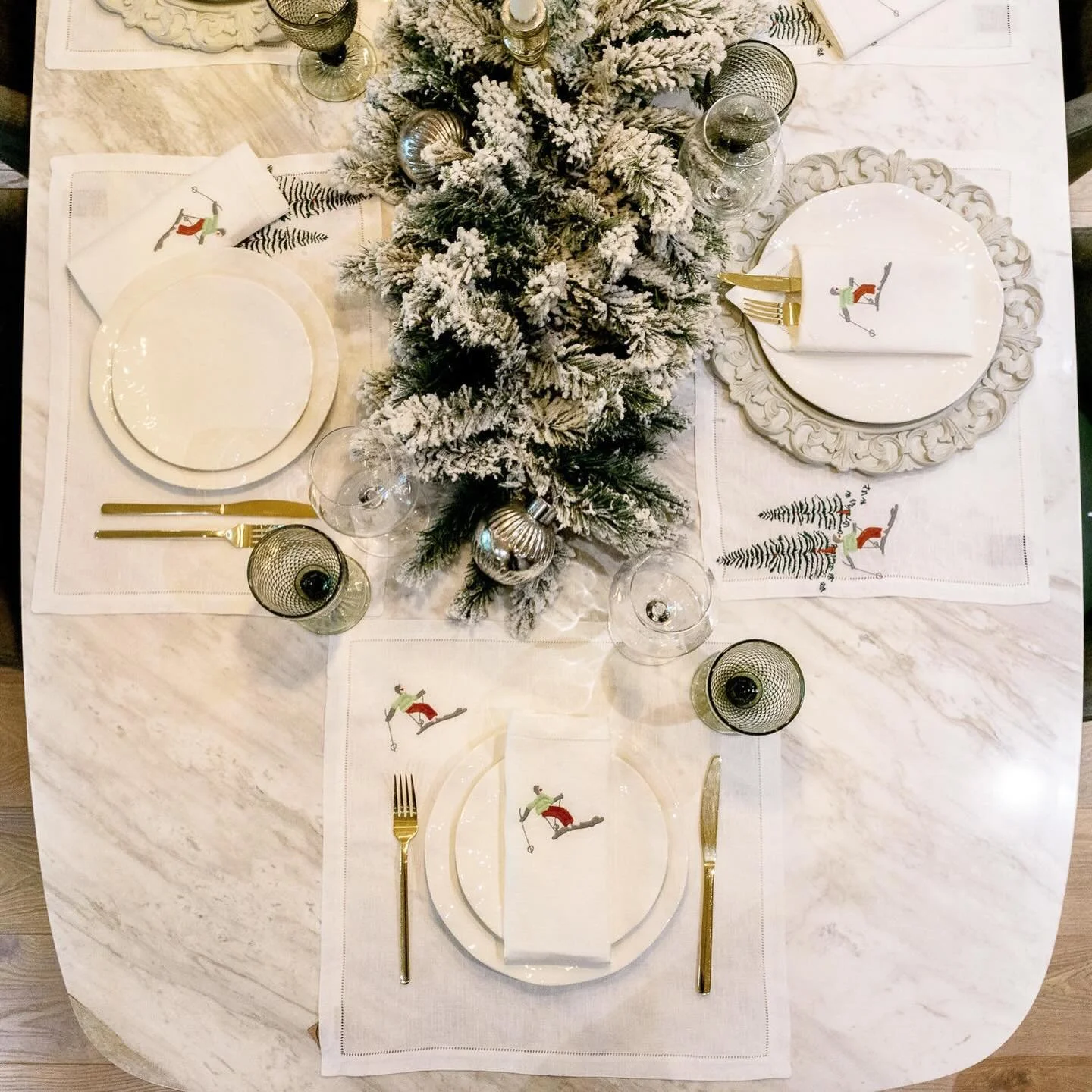 A tiempo para Navidad y perfecto para regalar 🎿⛷️
La colecci&oacute;n ski viste la mesa para esos momentos bonitos que nos encantan compartir. #casaemina