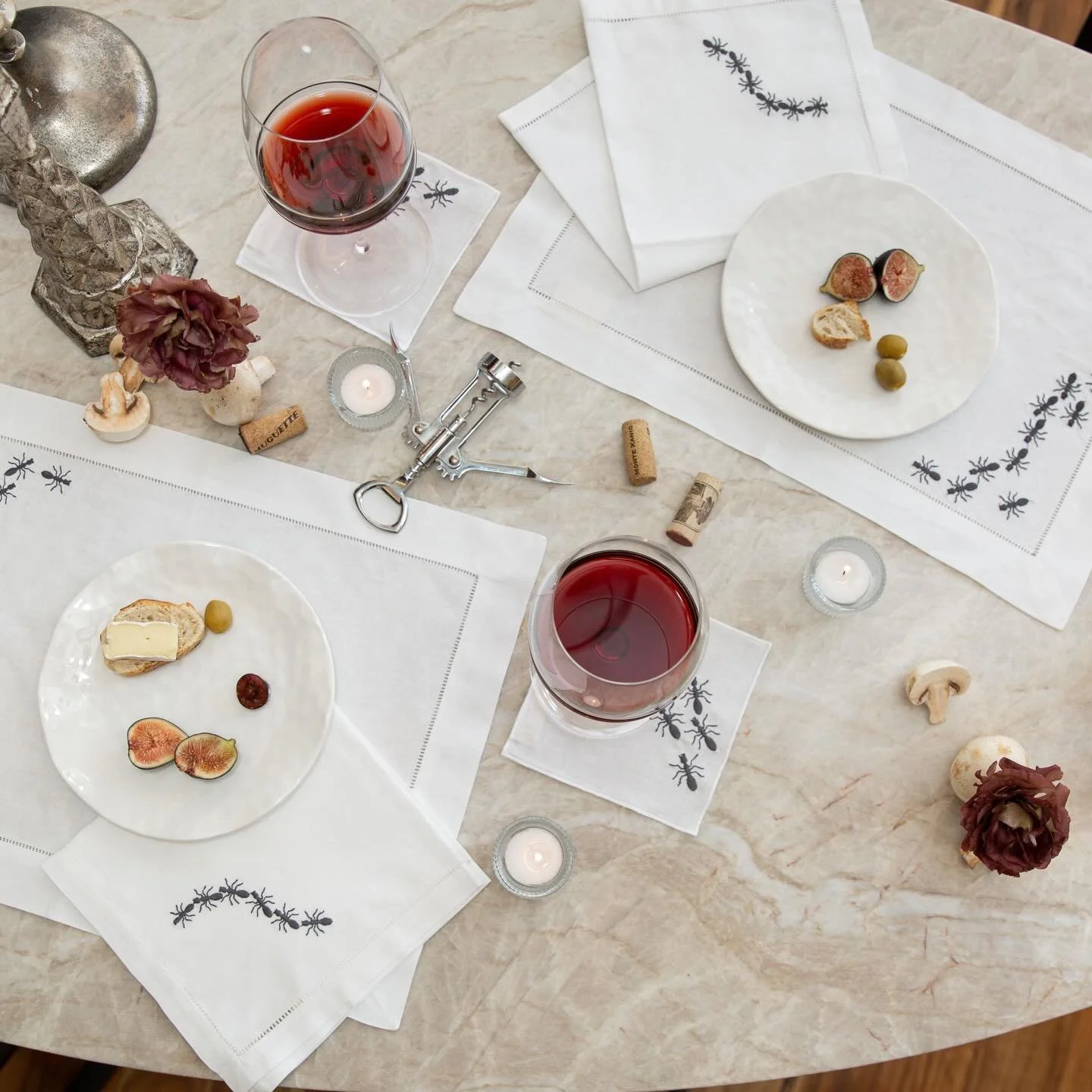 &iquest;La mesa perfecta?
No existe.
Se crea.

A trav&eacute;s de piezas curadas con intenci&oacute;n,
como nuestra colecci&oacute;n Hormiga &mdash;
texturas suaves, bordados delicados,
dise&ntilde;ados para perdurar.

Porque una mesa no solo se pone