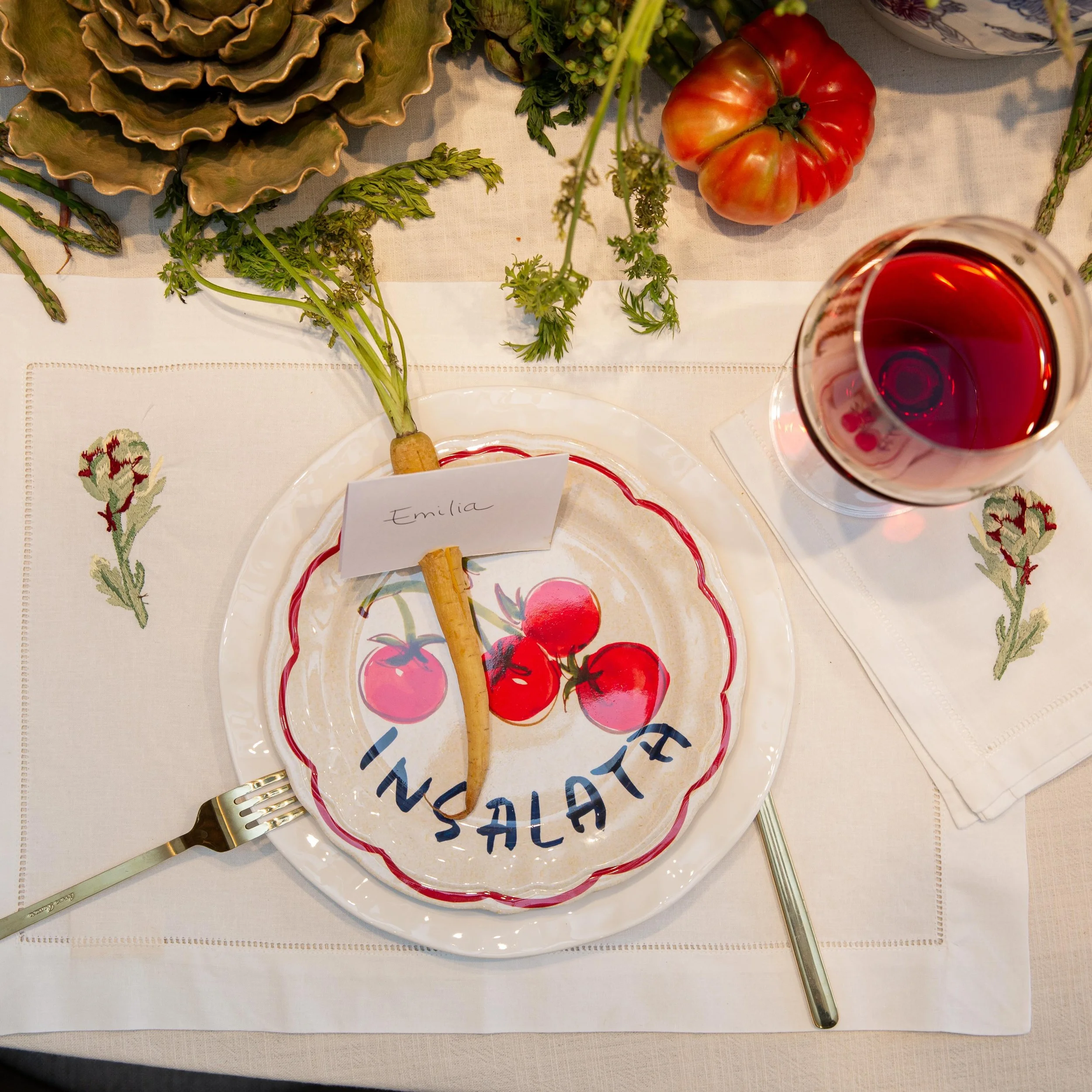 🌿 Nuestra colecci&oacute;n Alcachofa est&aacute; inspirada en la belleza de lo simple.

Piezas en algod&oacute;n que aportan textura, calidez y personalidad a cualquier mesa.

Porque una mesa bien puesta no es solo decoraci&oacute;n, es una forma de
