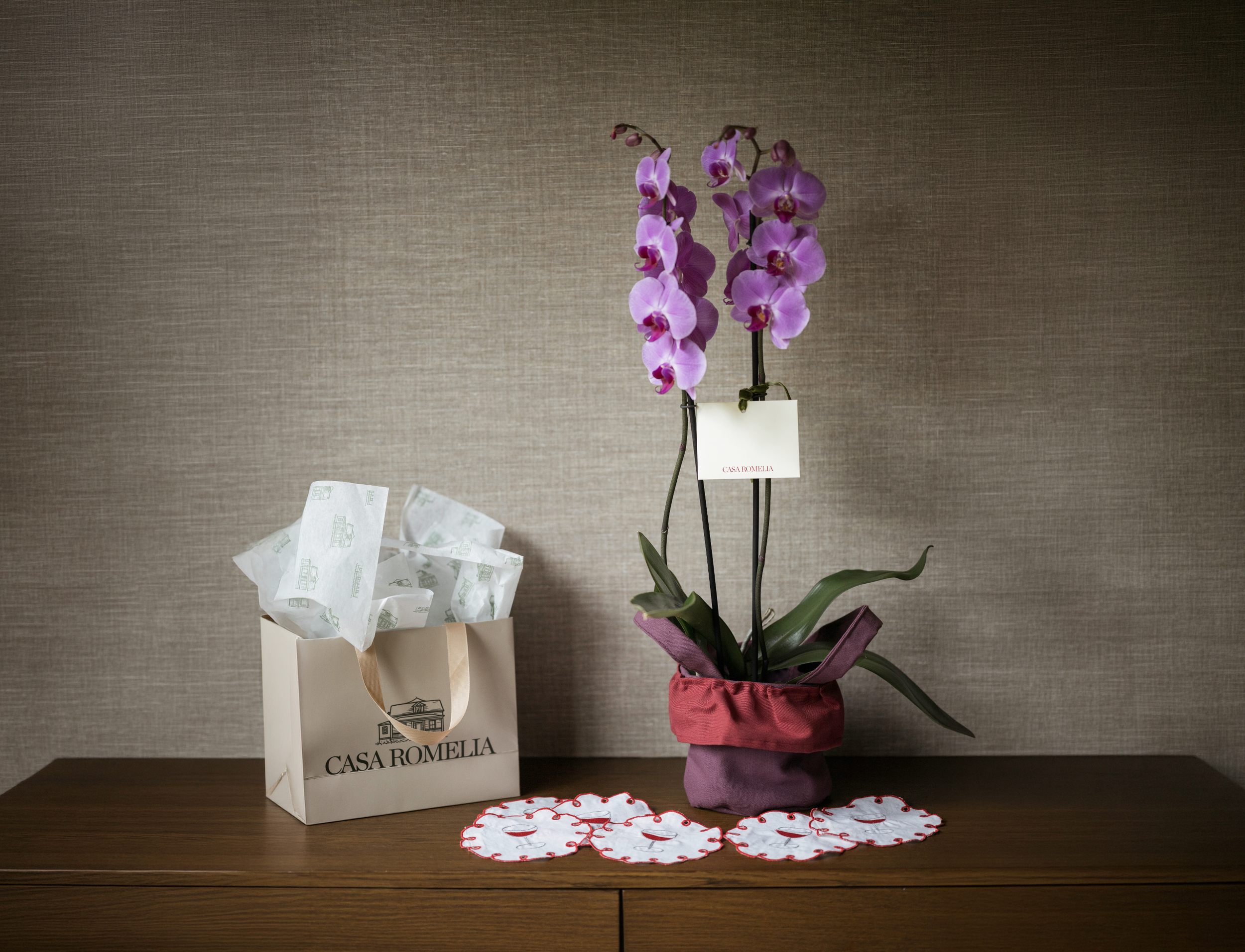 MINAS </br>6 portavasos vino tinto + orquídea phalaenopsis doble vara en canasta