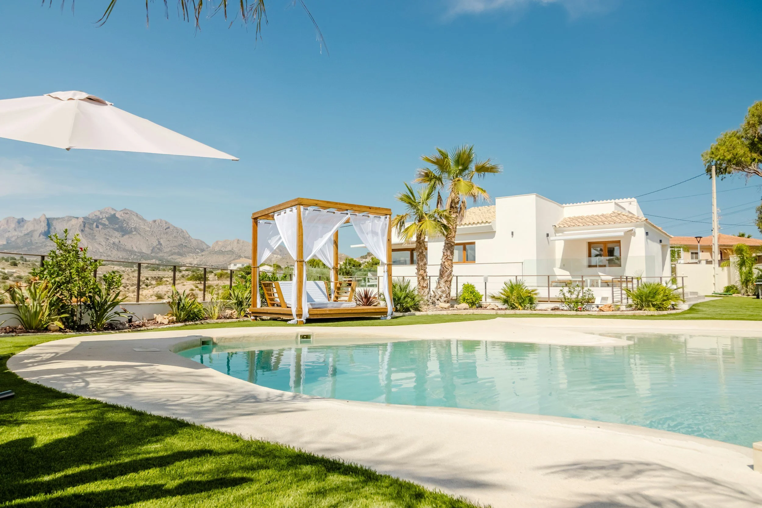 Why Project Management Matters in Pool Building