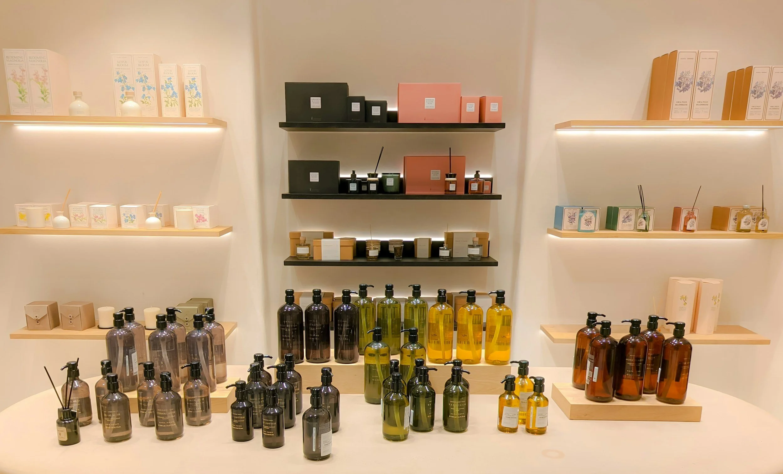 Retail visual merchandising display showcasing product grouping and shelf styling