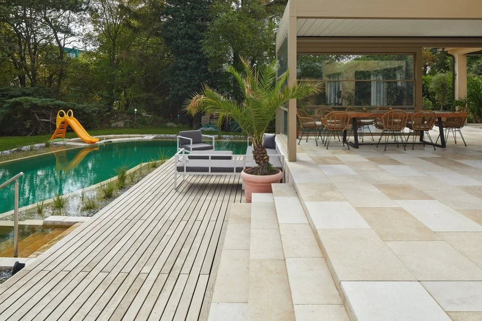 Kalkstein Kanfanar im Aussenbereich.