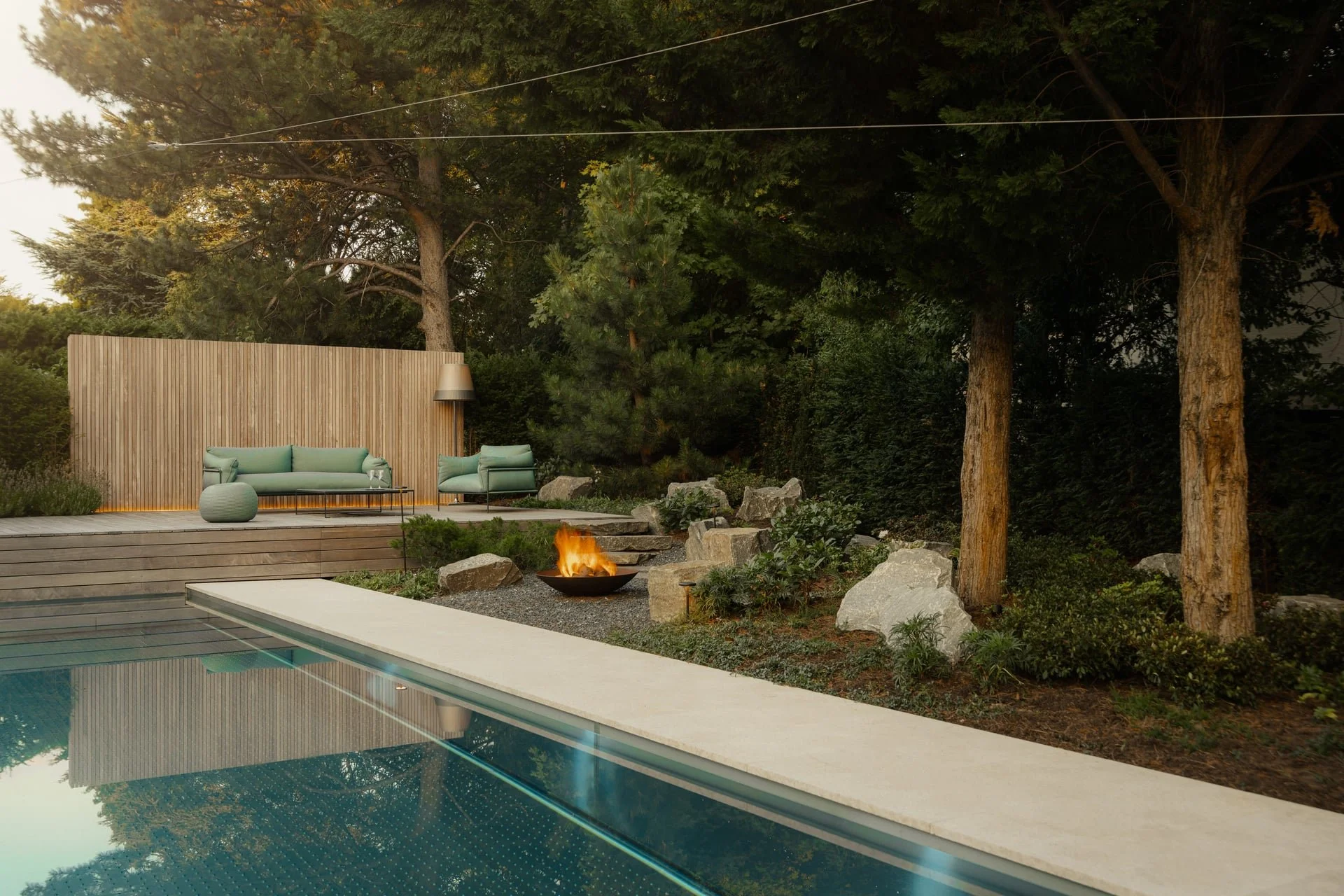 Poolterrasse mit Feuer - Abendstimmung.