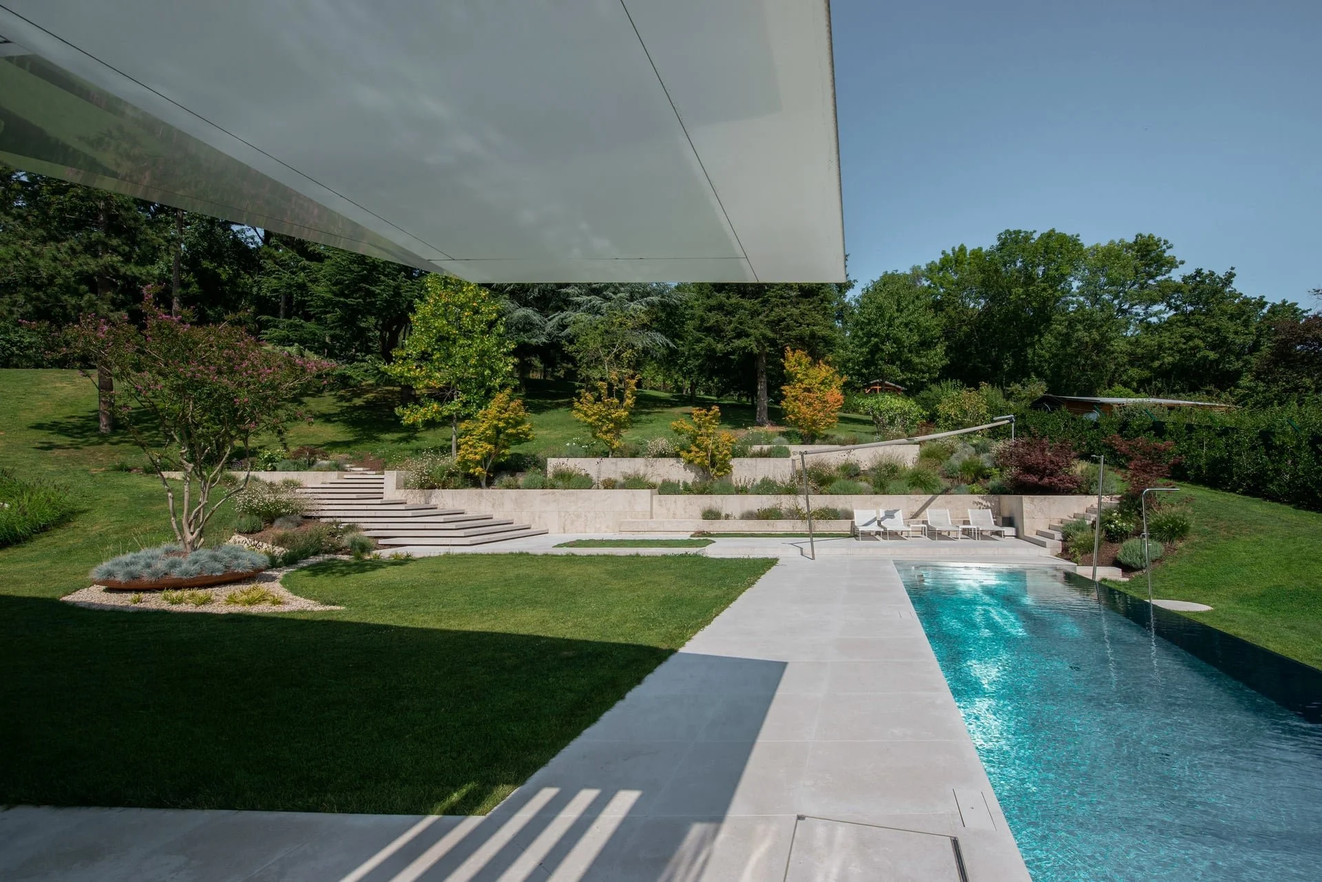 Villa mit Kanfanar Kalkstein verlegt. Gartenlandschaft.