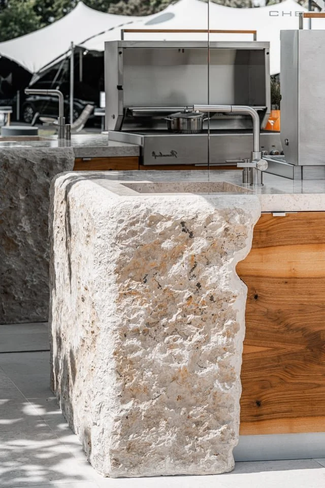 Outdoor-Küche aus dem Natustein Kanfanar.