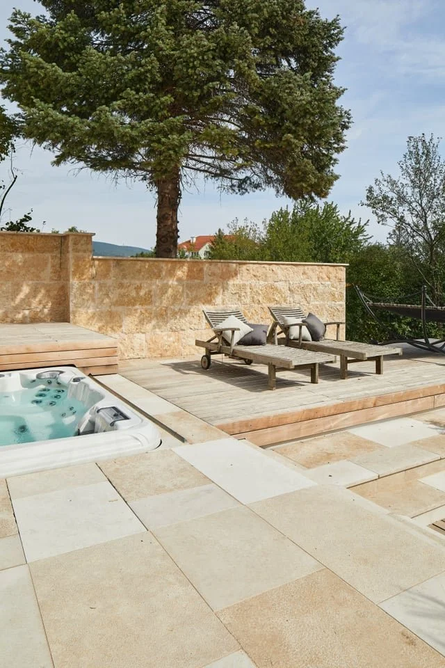 Kalkstein Kanfanar im Aussenbereich.