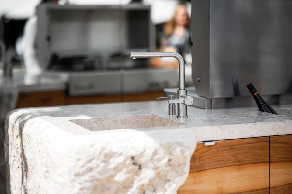 Outdoor-Küche aus dem Natustein Kanfanar.