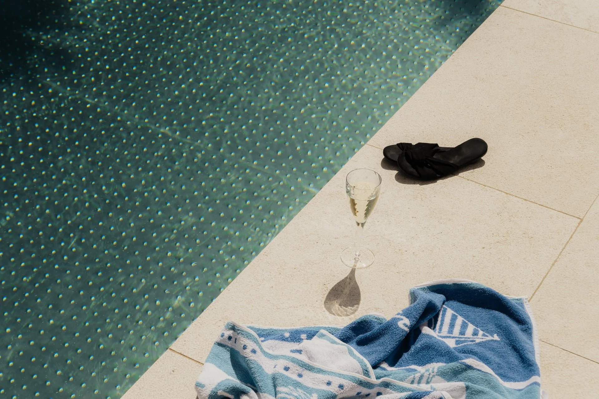 Kanfanar Kalkstein bei Pool mit Glas Wein. Stimmung.