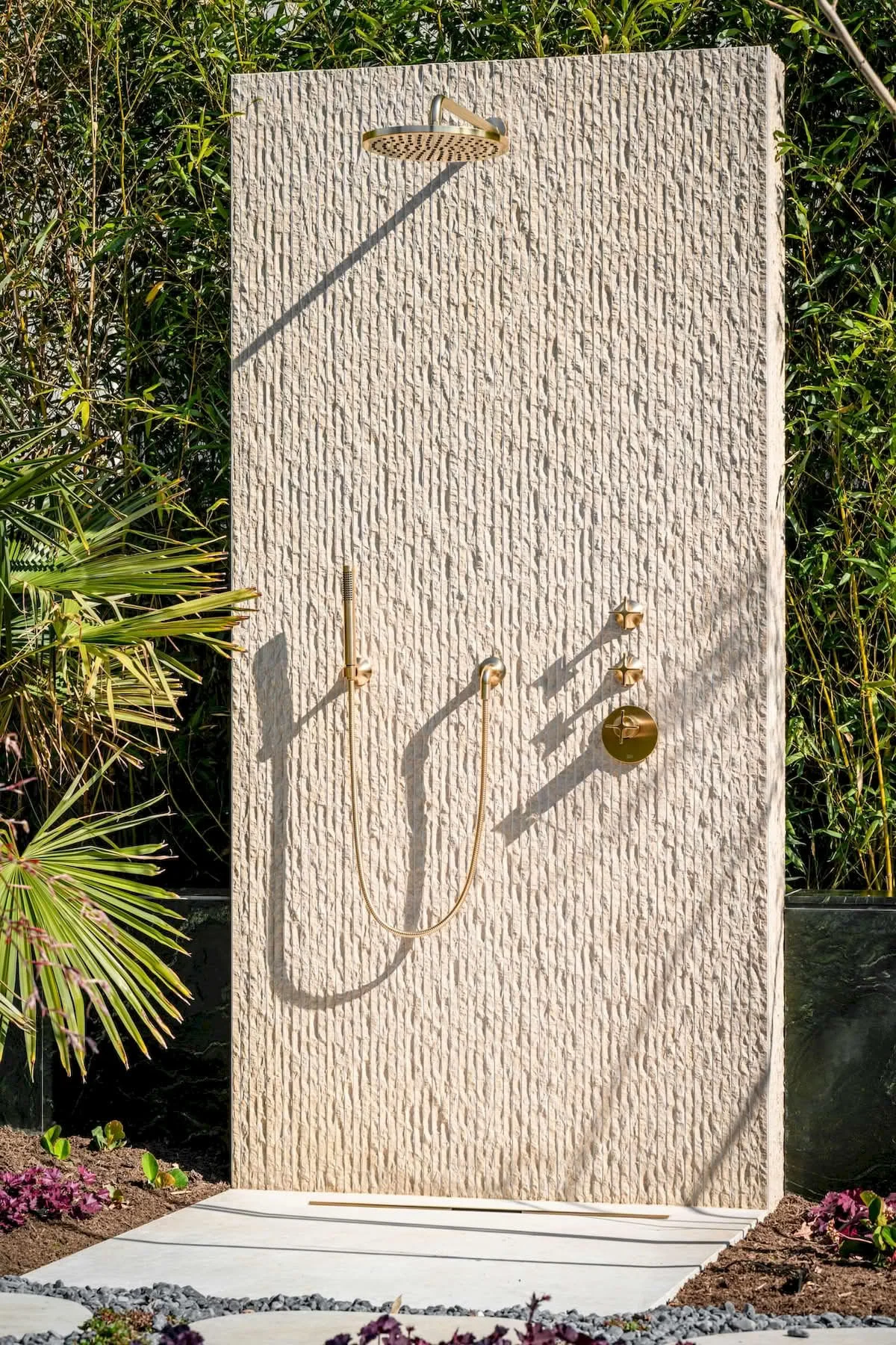 Kanfanar Dusche in Garten mit goldener Armatur.