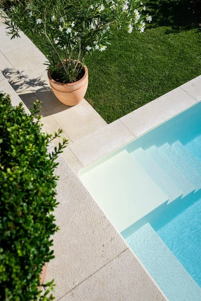 Kalkstein Kanfanar im Aussenbereich.