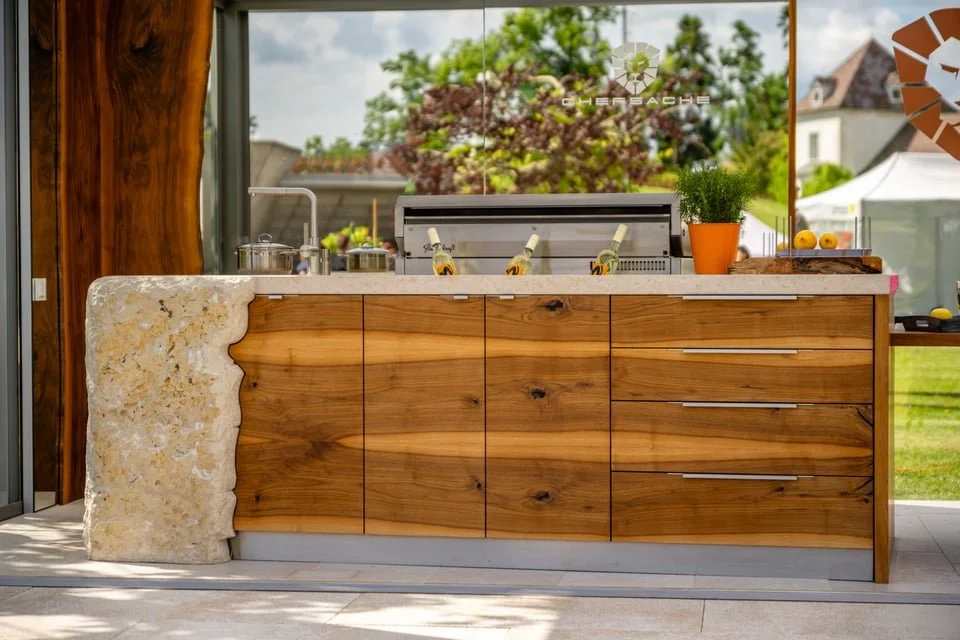 Outdoor-Küche aus dem Natustein Kanfanar.