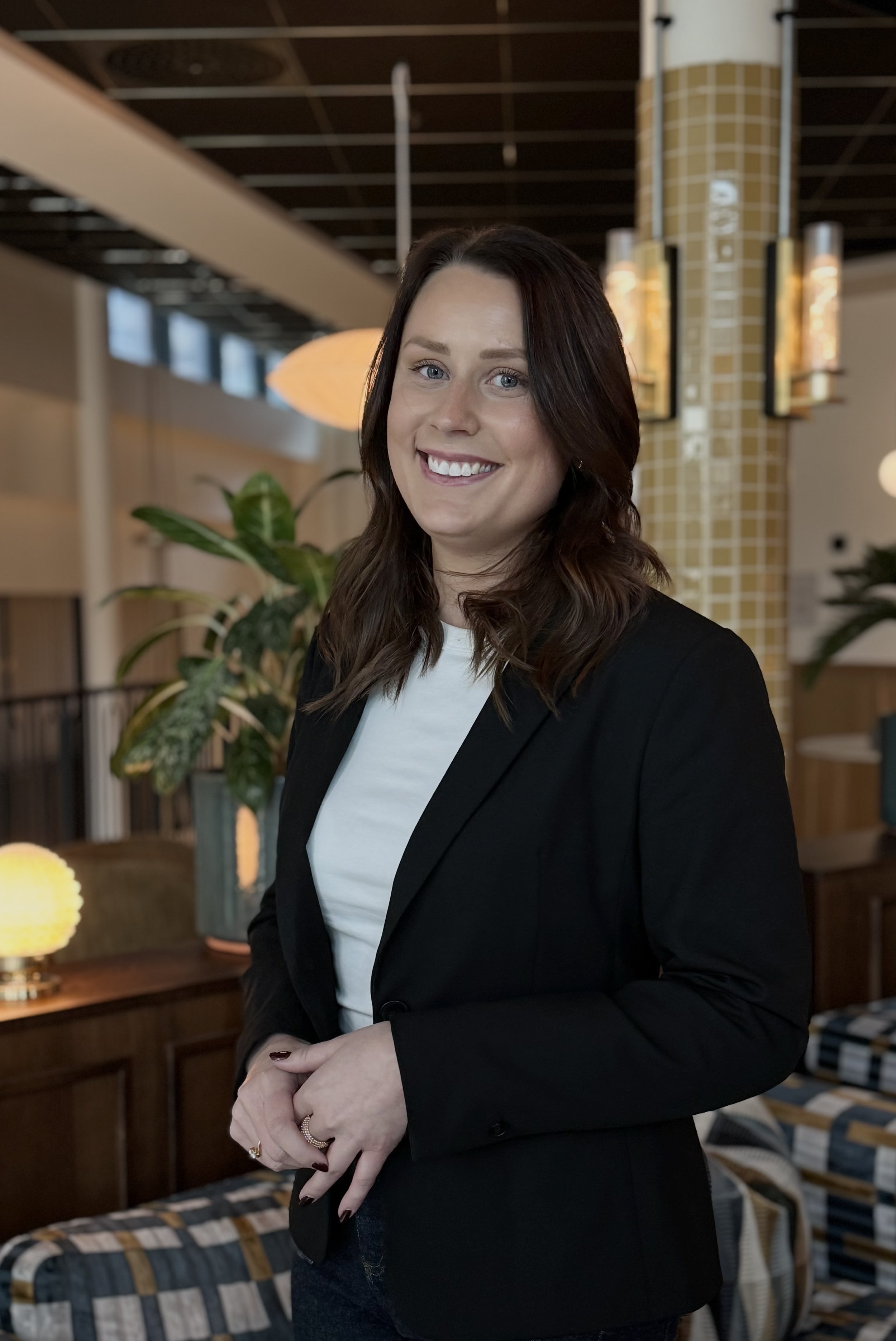 Emma brinner för den lokala handeln i Sverige och vill att de lokala butikerna ska ha samma möjligheter som de stora kedjorna när det kommer till kommunikation