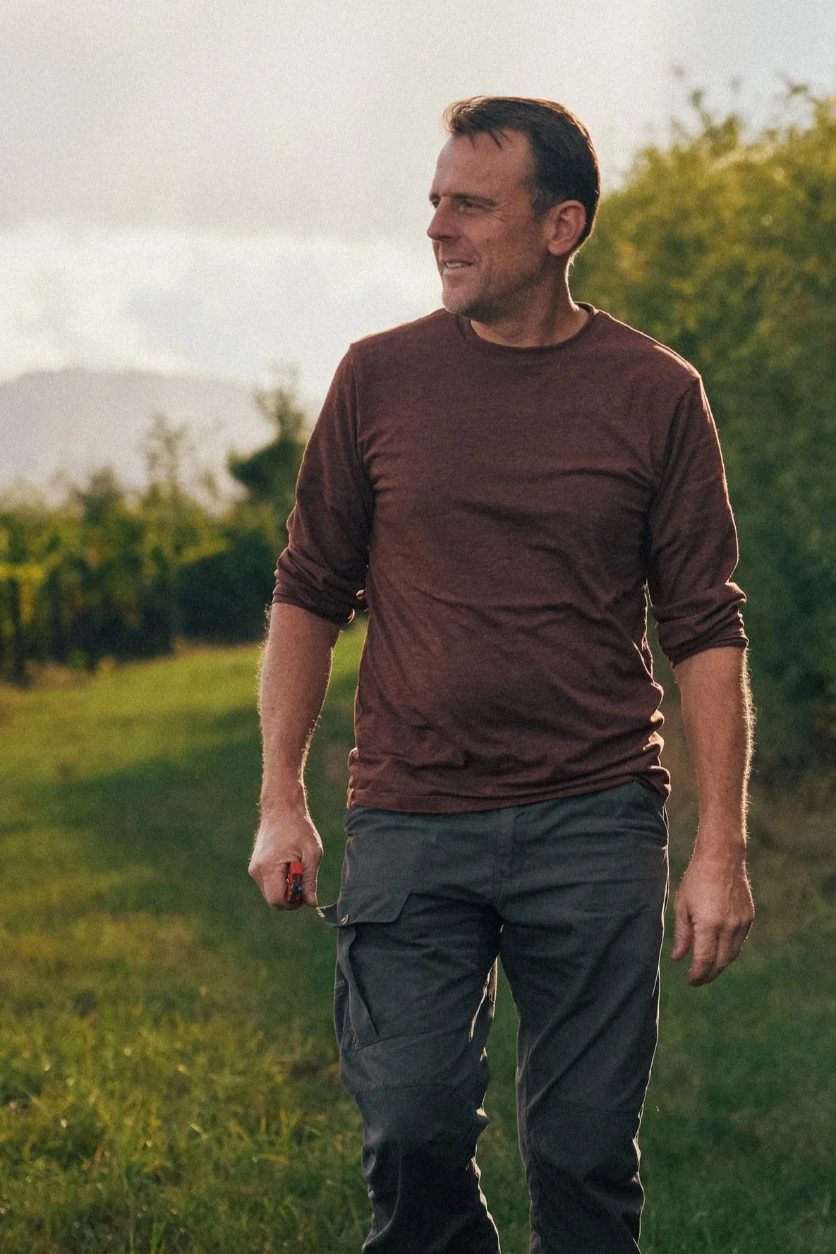 Boris Kranz mit Traubenschere in der Lage Ilbesheim Kalmit Weißburgunder.