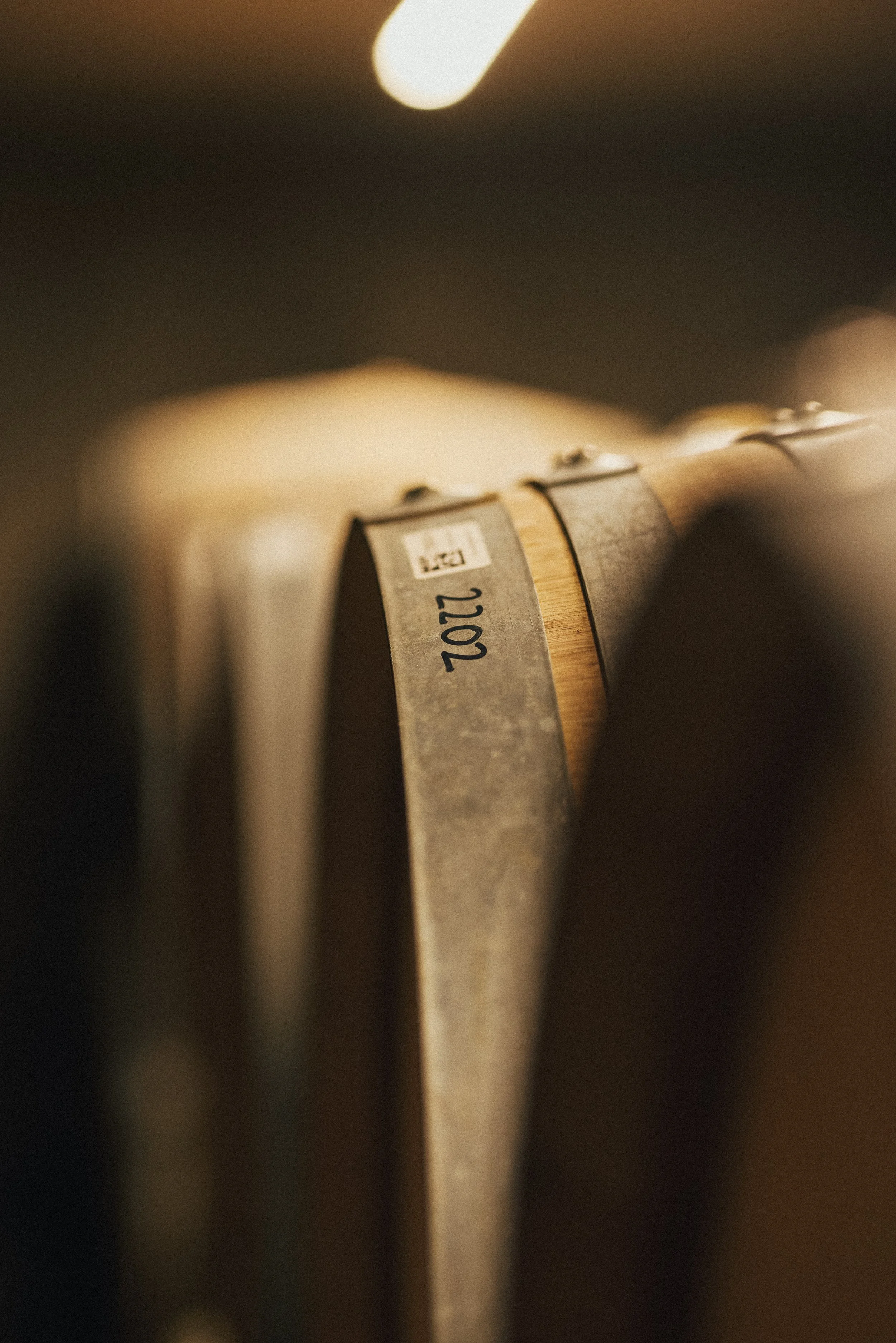 Barriques im Holzfasskeller in einer Reihe.