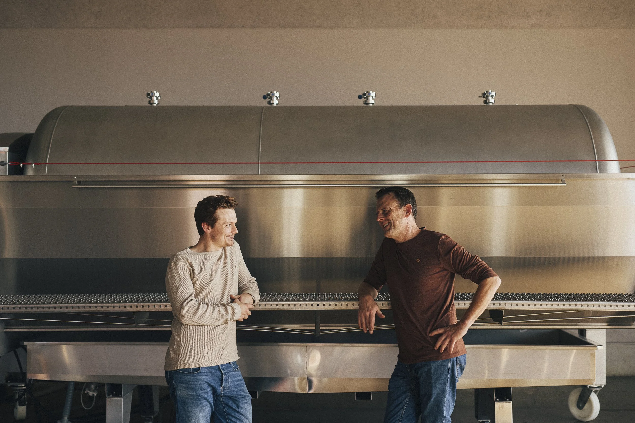 Xaver und Boris im Kelterhaus an der Presse.
