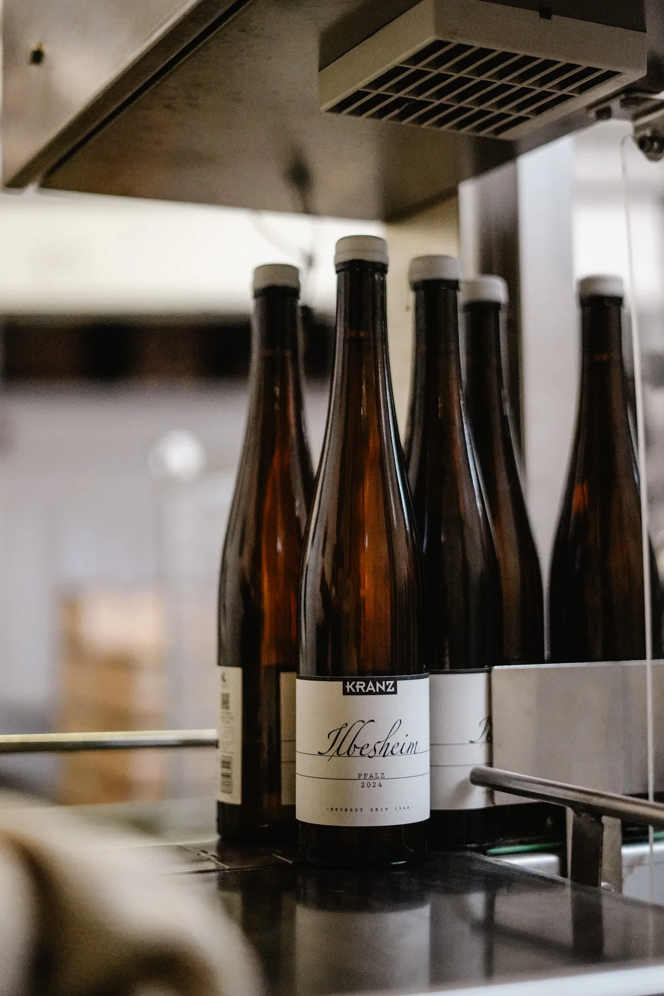 Mehrere Flaschen Ilbesheim Riesling VDP.Ortswein beim etikettieren.