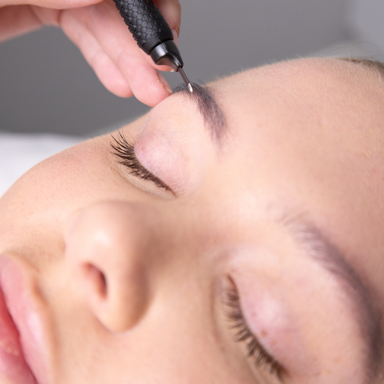 Lady getting her eyebrows done