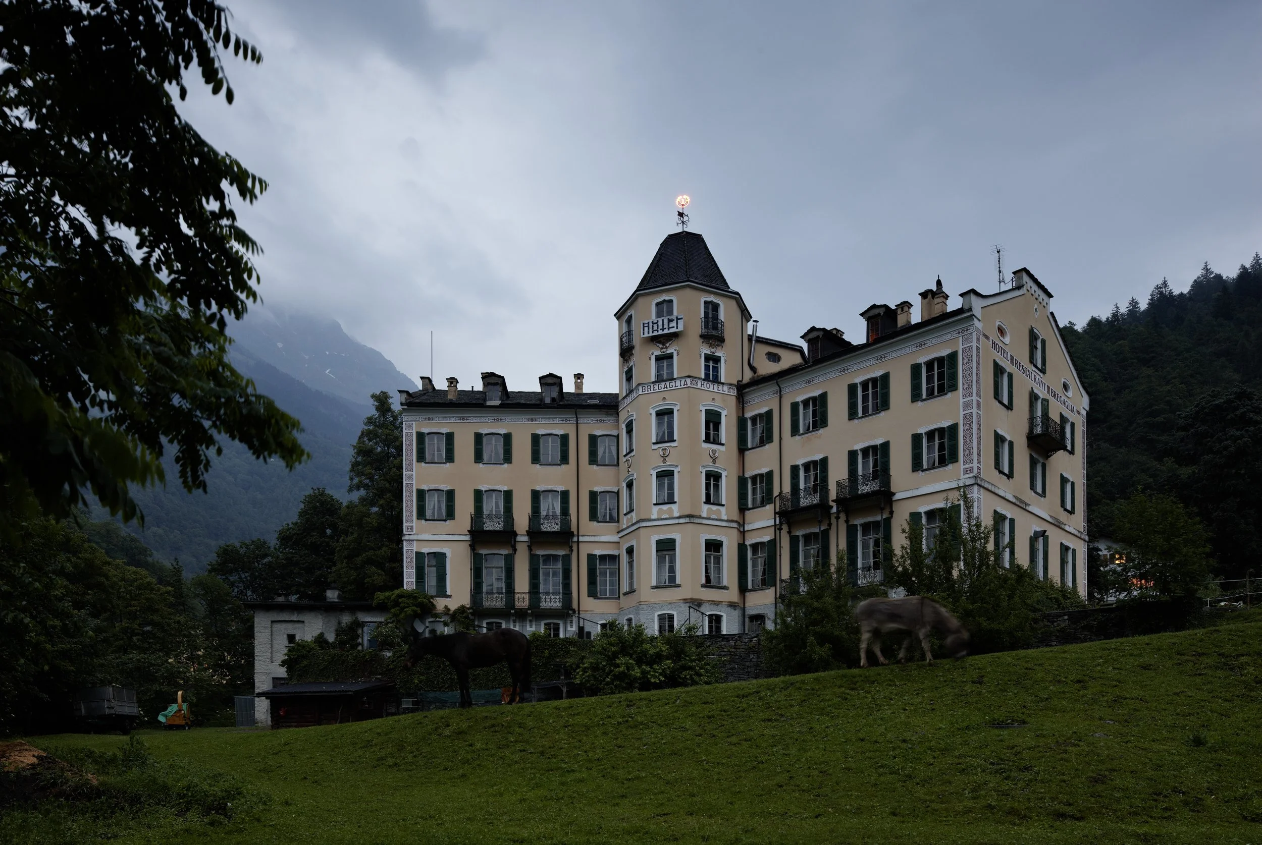 ArteHotelBregalia 2011, Remo Albert Alig: «Rubedo-Phoenix», 2011. Lichtinstallation, Lichtschlauch rot, Resopalplatte, 68 × 79 cm
Turmspitze. Bild: © Ralph Feiner