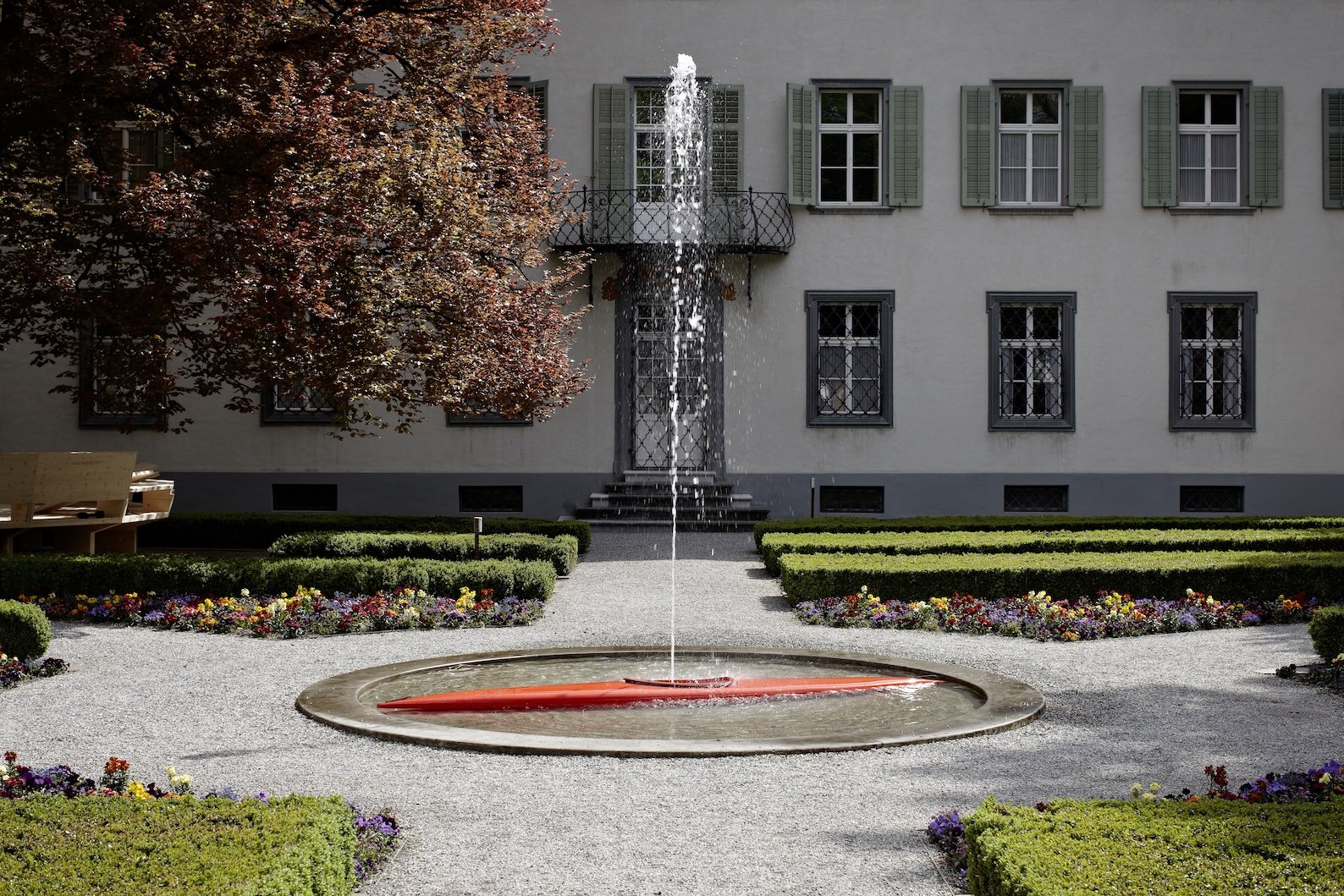 Säen, ernten glücklich sein, 2012, Roman Signer, «Fontäne», 2012, Kajak, Polyester, 400 × 63 × 25 cm. Bild: © Ralph Feiner