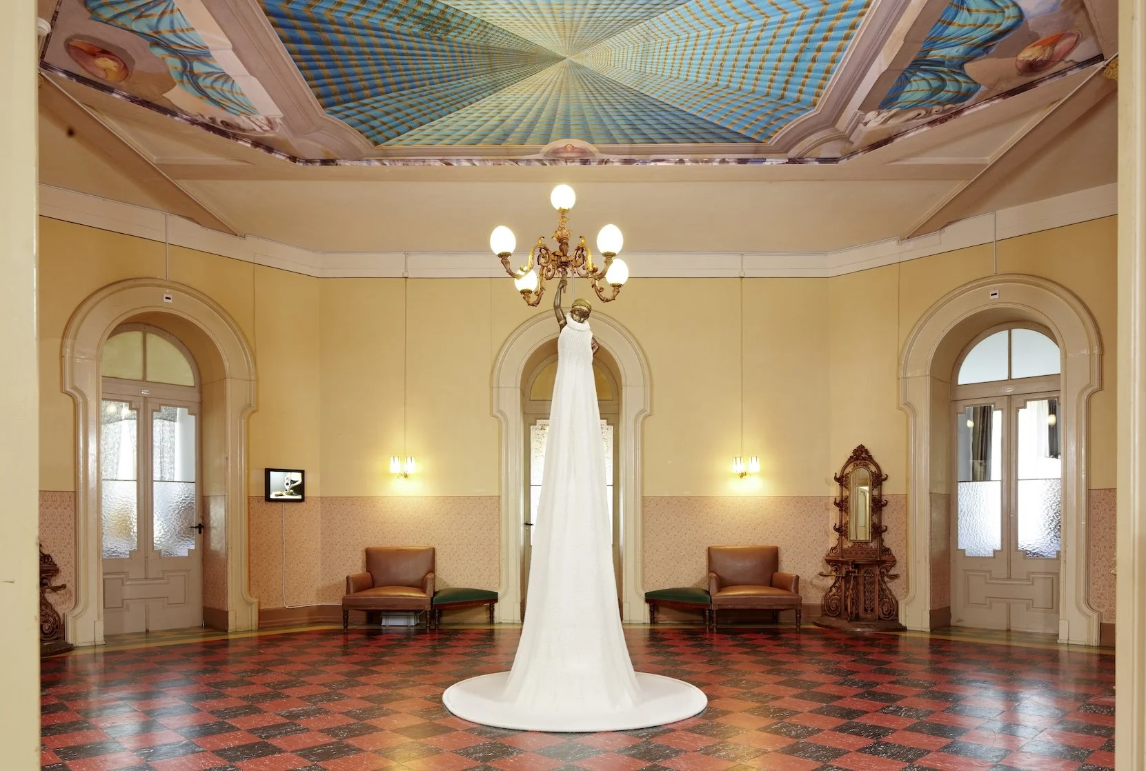 Arte Hotel Bregaglia, 2010, wiedemann/mettler: «Fiamma», 2010 Installation, handgestrickter Berg, Garn 55% Polyacryl und 45% Schurwolle, Durchmesser: 15 bis 150 cm, Höhe: 260 cm,  Hotelhalle Bild: © Ralph Feiner