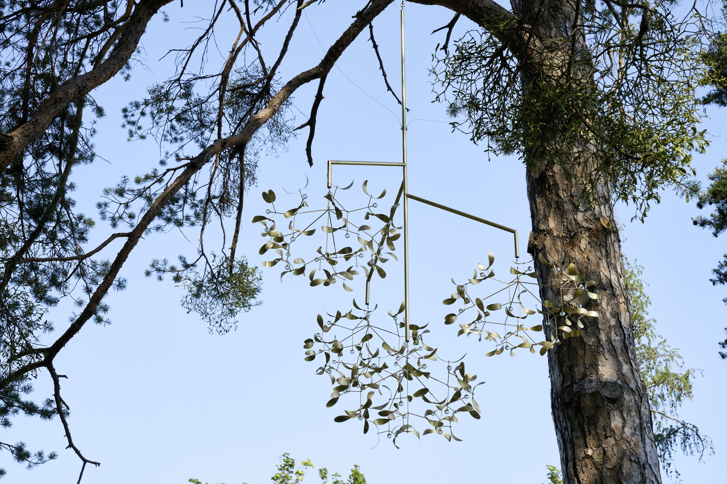 BEGEGNUNGEN. Ein Kunstprojekt beim Rosenhügel Chur 2019. Remo Albert Alig, in Zusammenarbeit mit Marionna Fontana, «Der goldene Zweig», 2018/2019. Messing geschmiedet, Glas, Edelstahlseil, 200 × 170 × 170 cm. Bild: © CLUS AG