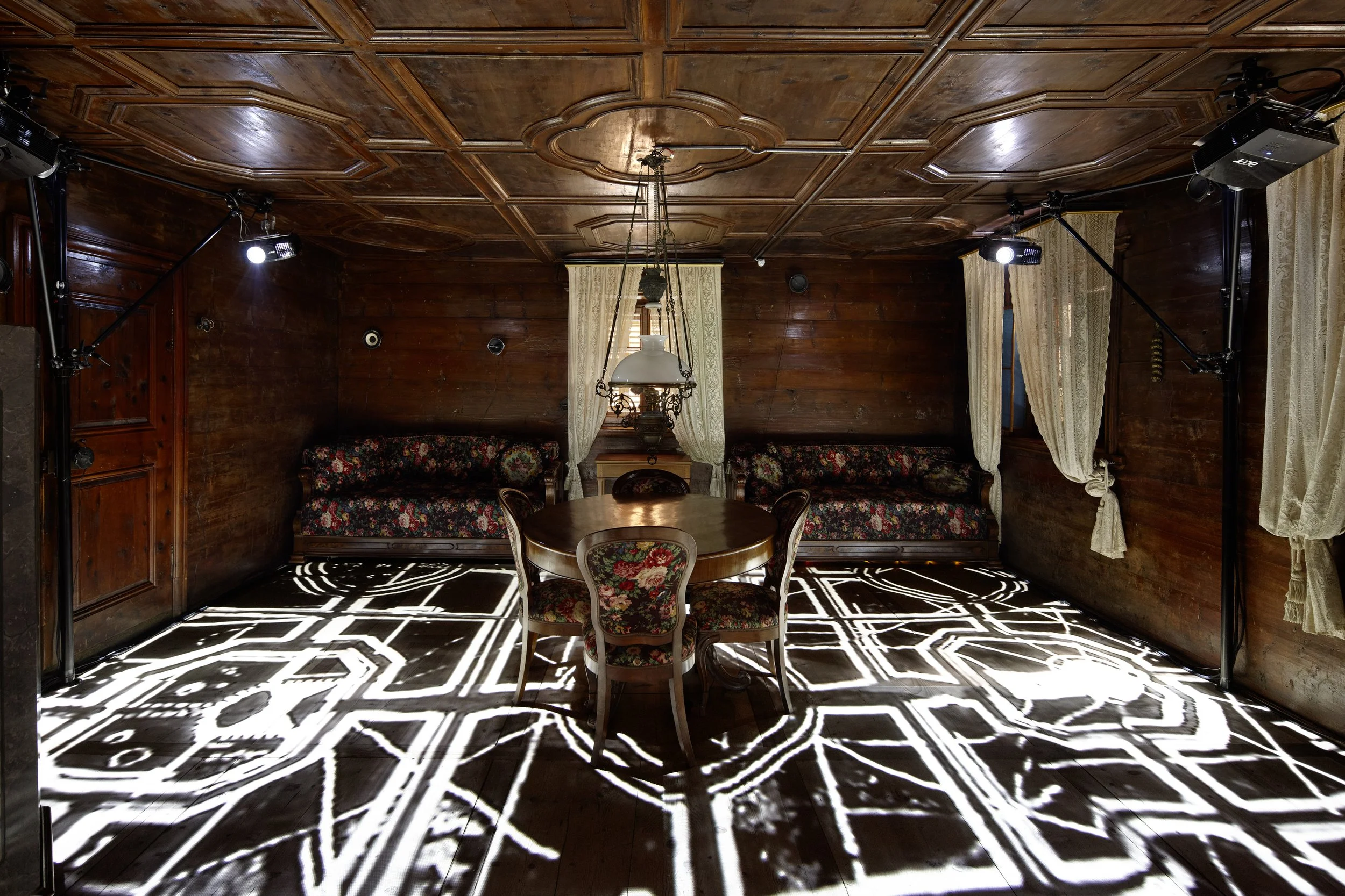 Video Arte Palazzo Castelmur 2015, frölicher | bietenhader «Mindpalace», 2015,  Mehrteilige Videoinstallation und Leuchtkasten, Dimensionen variabel, Bild © Ralph Feiner