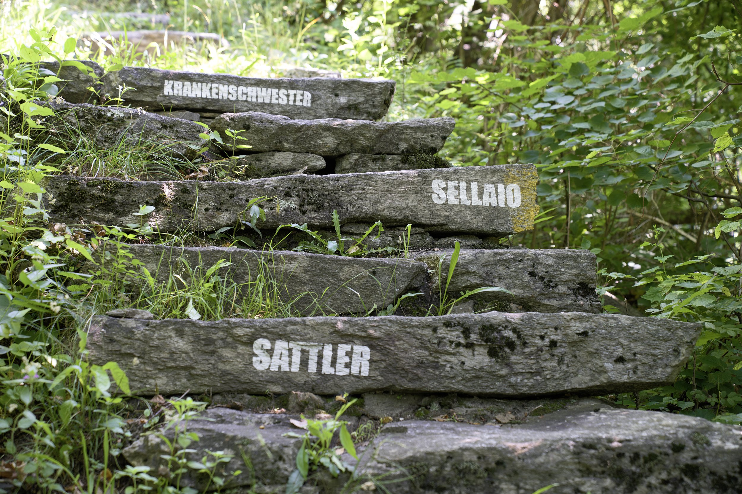 Arte Castasegna 2018, H.R. Fricker († 6.5.2023), «AUF und AB», 2018,  Lackfarbe, variable Dimensionen. Bild © Ralph Feiner