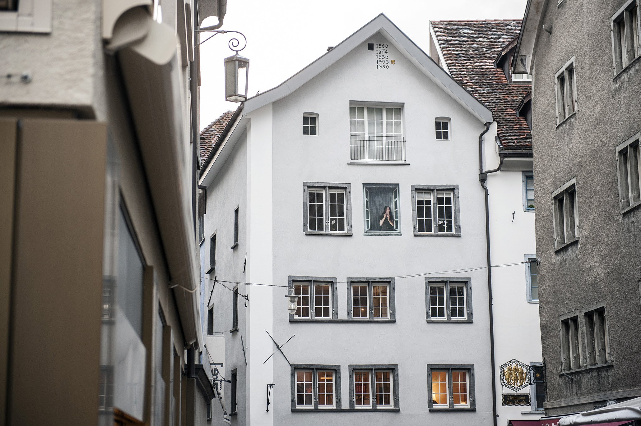 Ortung. Kunst im öffentlichen Raum Chur 2014. Judith Albert, «LOOKING FOR HANNAH», 2014
Digitalprint / Wand-Tattoo, Abitare / Reichsgasse 71. Bild: © Marco Hartmann