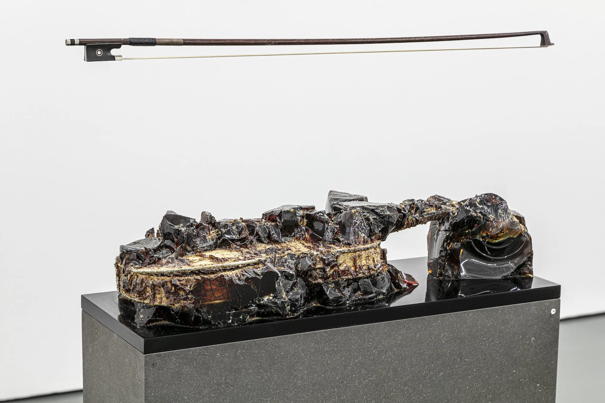 Peter Conradin Zumthor, Geige in Kolophonium, 2018