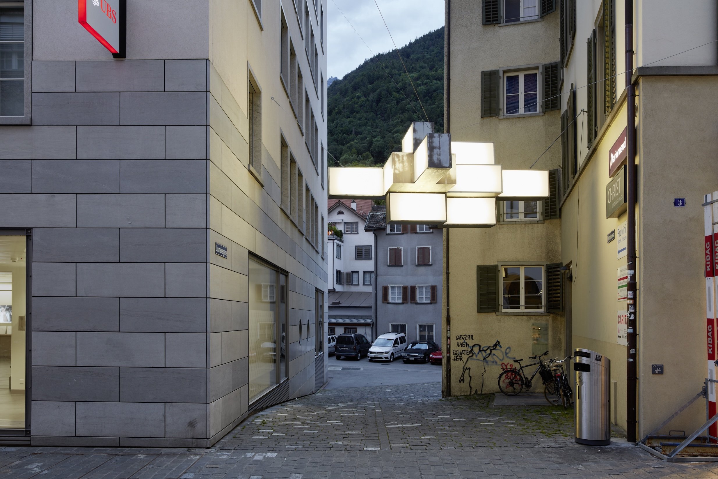 Am Ort, 2016. Barbara Signer &
Michael Bodenmann, «Neumarkt», 2015/2016
Modifizierte Leuchtreklame, 155 × 400 × 270 cm
Standort: Poststrasse/­ Lukmaniergasse. Bild: © Marco Hartmann