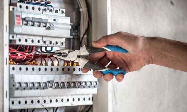 Electricista en Murcia y Alicante especializado en averías urgentes, instalaciones y reparaciones eléctricas para hogares y negocios. Servicio rápido, económico y de confianza. Disponible 24h.