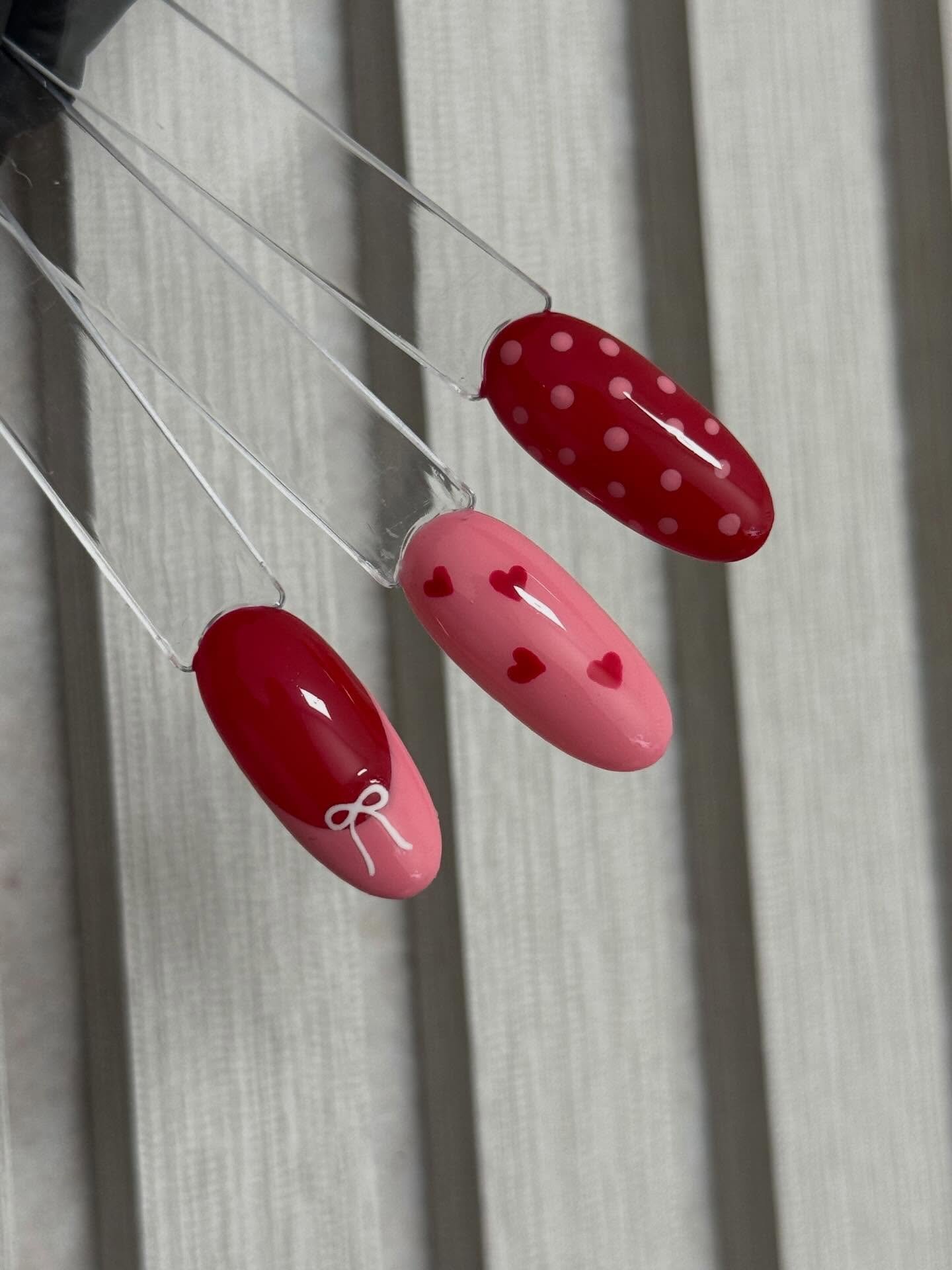 Valentijnsproof nails met hartjes, strikjes &amp; dots. 
Helemaal om verliefd op te worden 🥰

Ben jij een nieuwe klant? Dan profiteer je nu van korting met mijn nieuwe-klantenactie. 

Stuur me een DM en claim je plekje 💌

#biabenschede #enschede #n