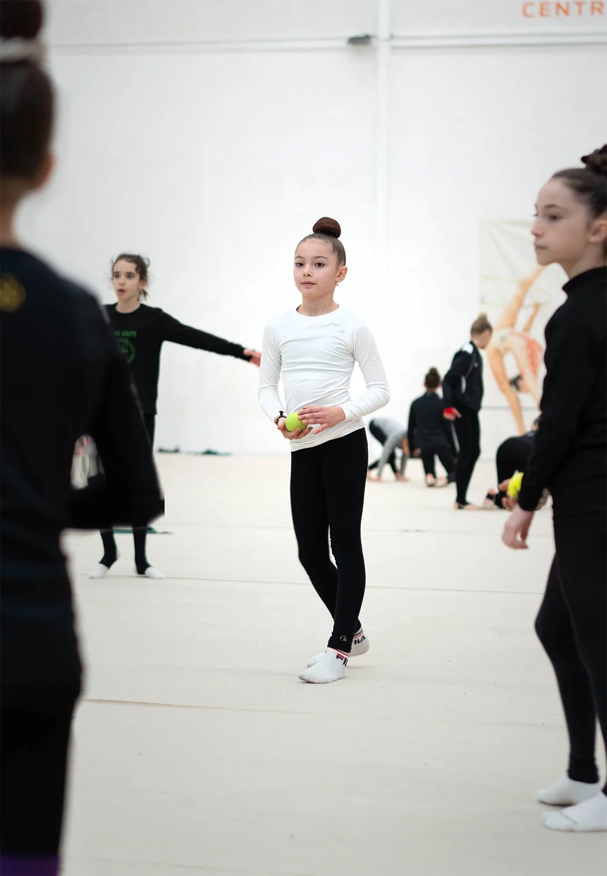 Foto de gimnasta en masterclass de tecnica de ballet para el giro penche