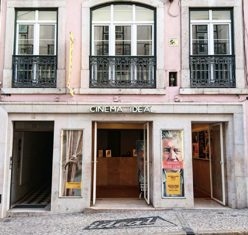 Fachada do cinema , edifício antigo 3 portas de entrada e 3 janelas na parte de cima, passeia em pedra.