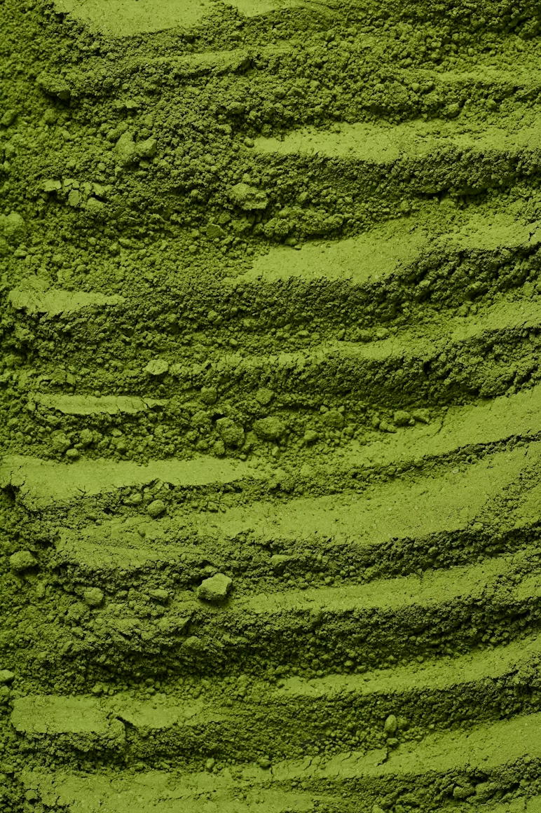 Billede af finmalt grøn pulver, der er spredt ud i rækker.
