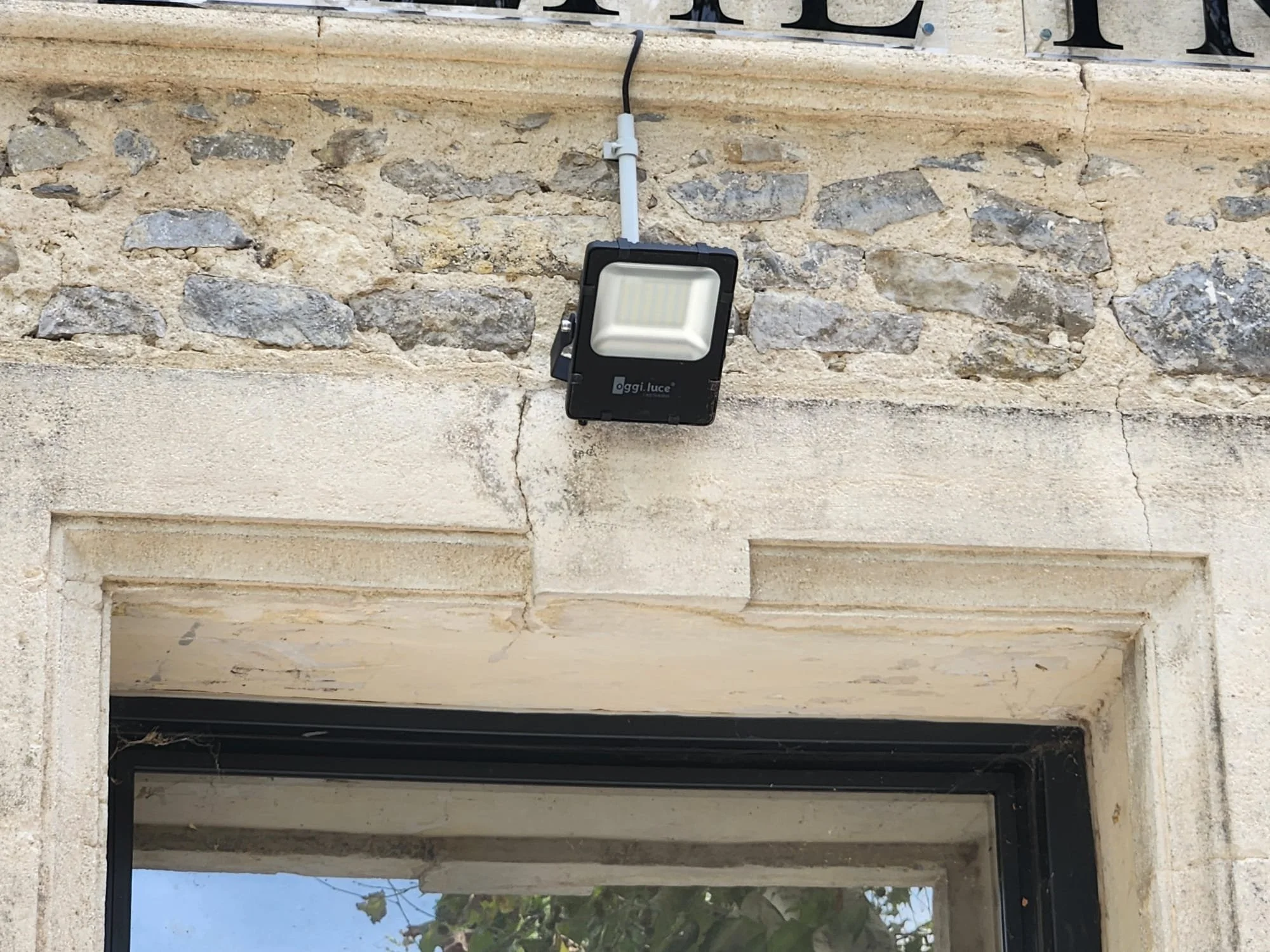 Dépose et remplacement de pierre de taille fissurée