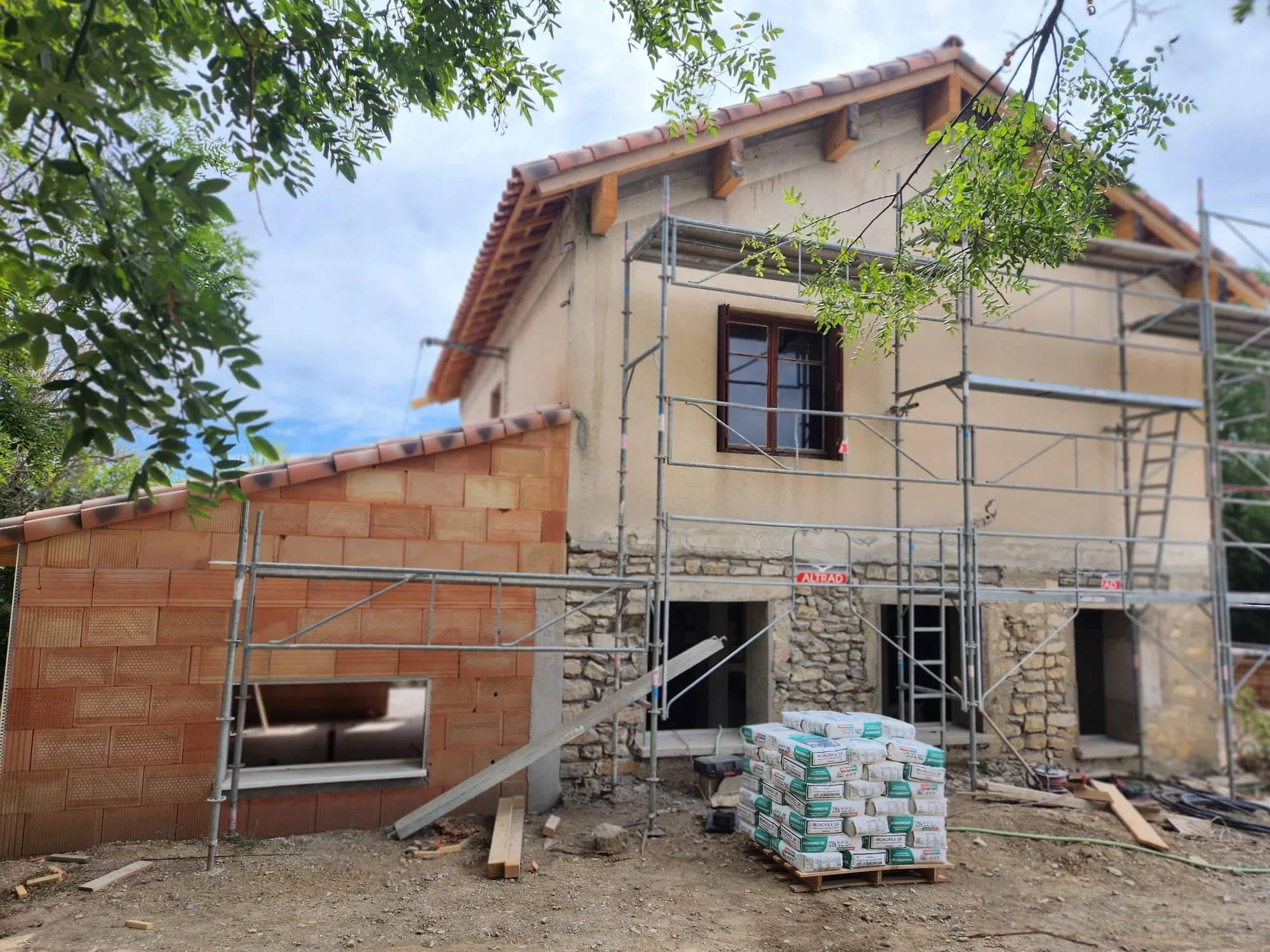 Rénovation complète maison : création extension + pose nouvelle toiture + rénovation
intérieure + réalisation d’enduit