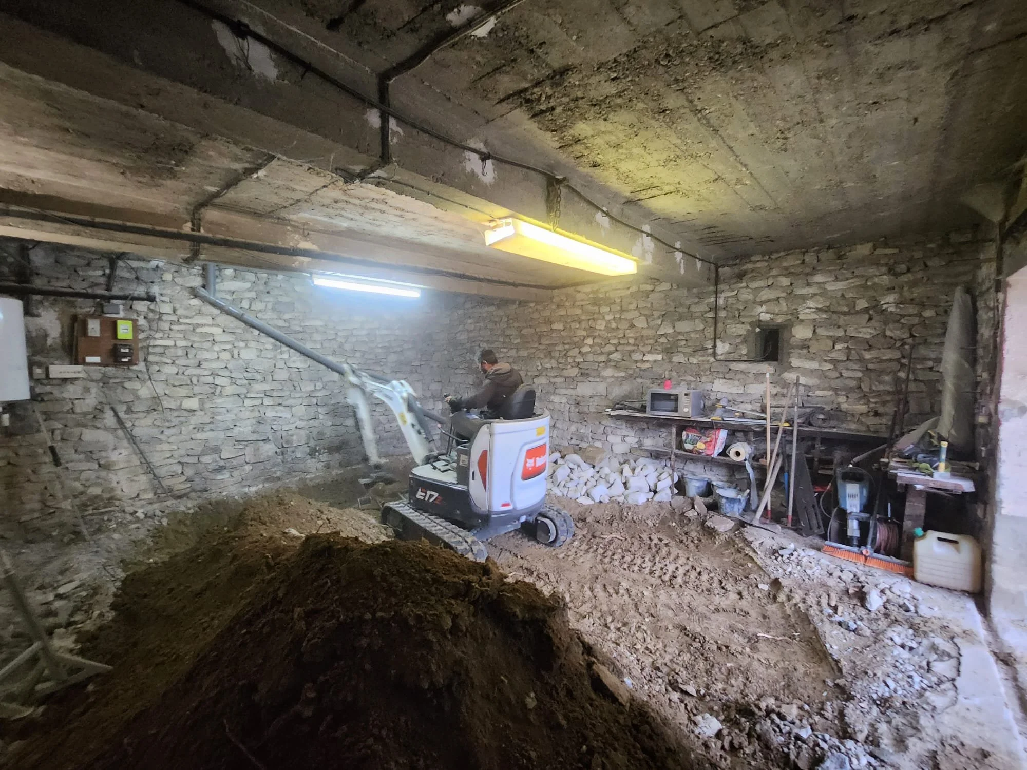 Rénovation complète maison : création extension + pose nouvelle toiture + rénovation
intérieure + réalisation d’enduit