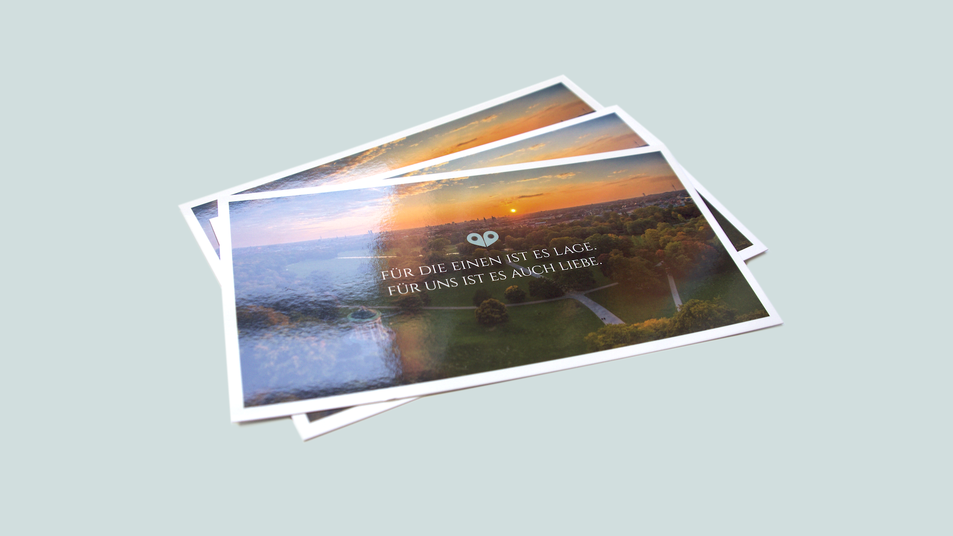 Fotokarten mit Sonnenuntergang über einer Parklandschaft.