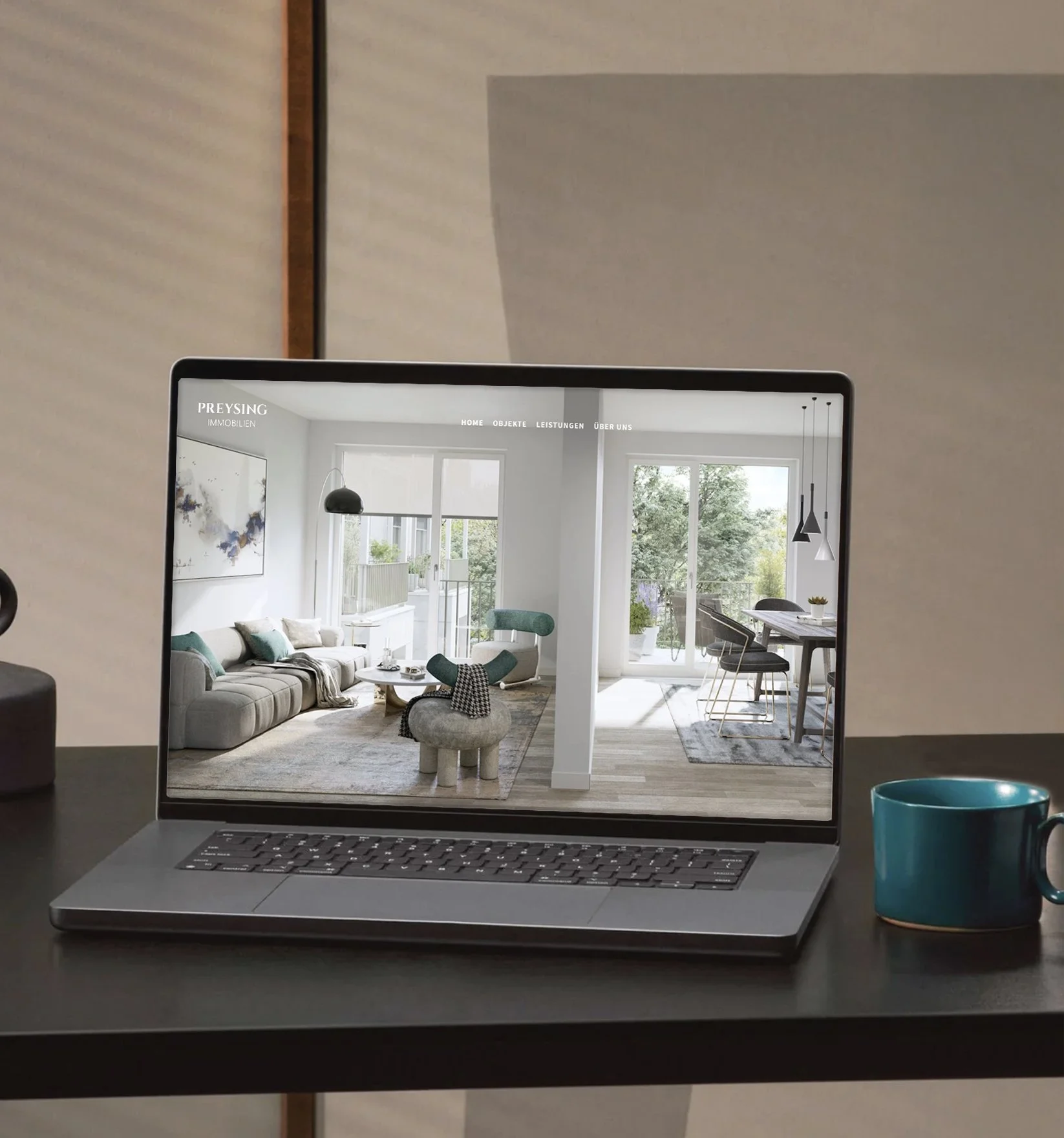 Ein Laptop auf einem Tisch zeigt eine Website einer Immobilienagentur namens PREYSING IMMOBILIEN mit einem modernen, hellen Wohnraum und Essbereich im Hintergrund.