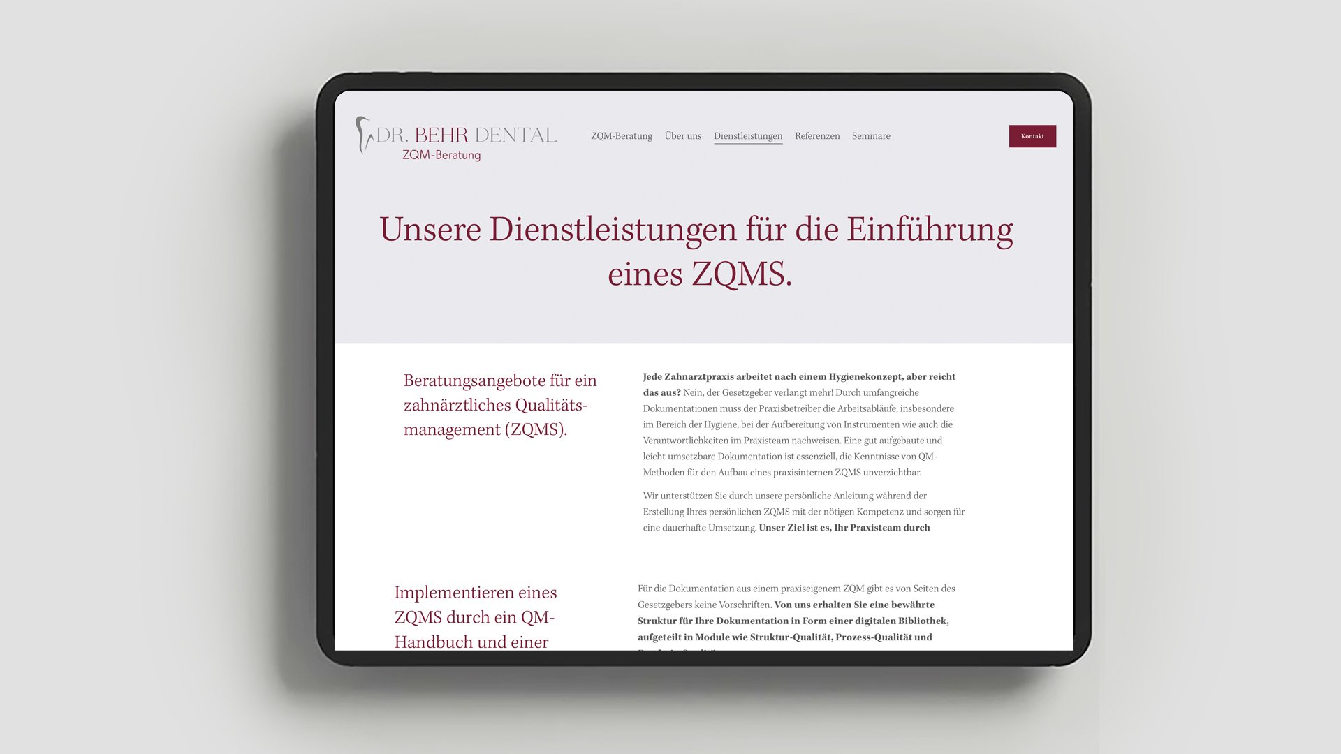 Screenshot einer Website mit dem Titel "Unsere Dienstleistungen für die Einführung eines ZOMS" und Text über zahnärztliches Qualitätsmanagement (ZQMS), angezeigt auf einem Tablet auf weißem Hintergrund.