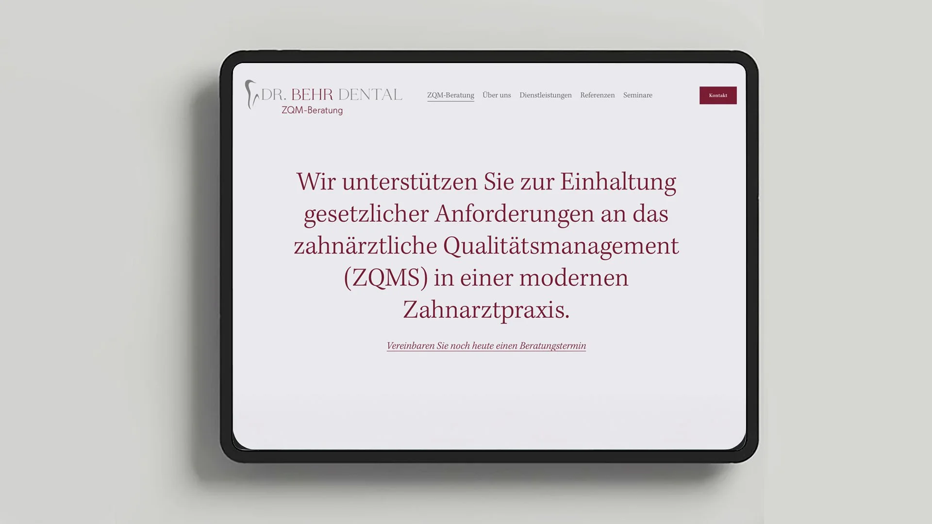 Startseite einer Zahnarztpraxis-Website mit Text in deutscher Sprache, Logo und Menüleiste.