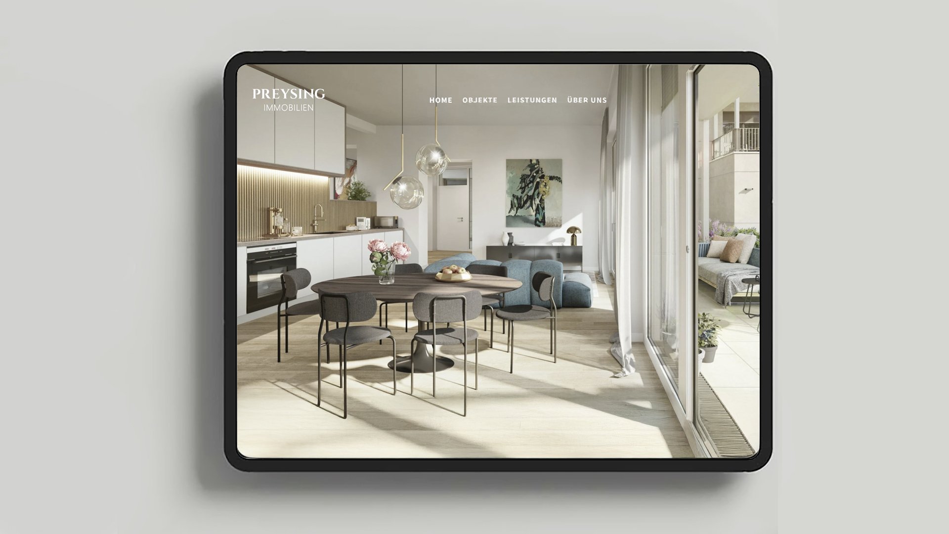 Moderne offene Wohnung mit Esstisch, Küchenzeile und Wohnzimmer, große Fenster mit Balkon-Terrasse im Hintergrund, helle und elegante Einrichtung.