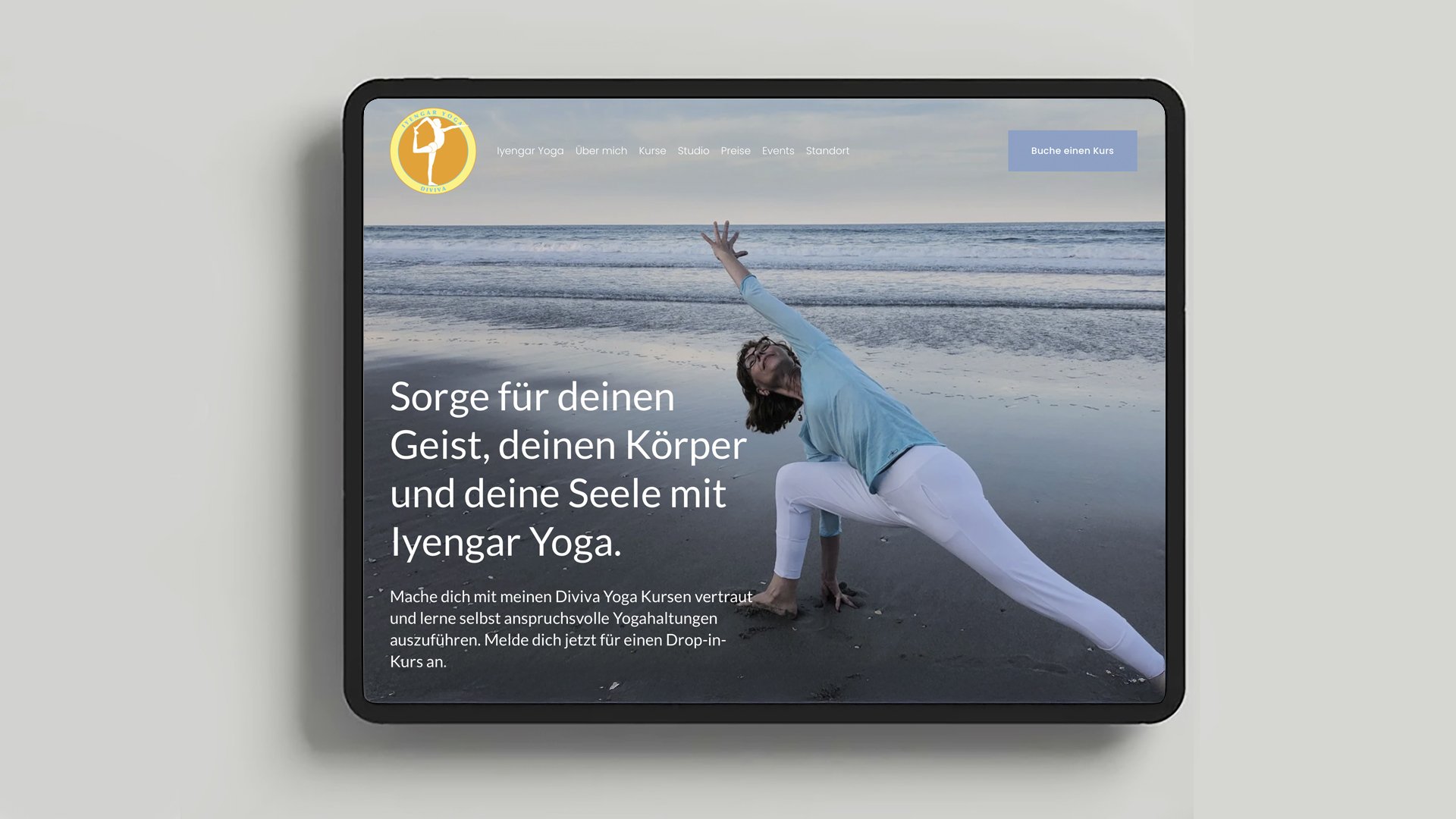 Person beim Yoga am Strand, die Dehnung in einer Yoga-Position macht