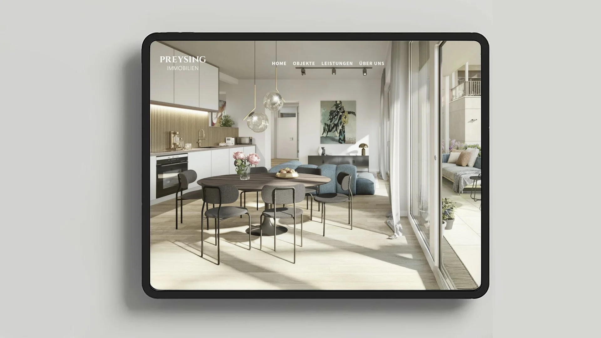 Innenansicht einer modernen, hellen Wohnung mit offener Küche, Esstisch, Wohnzimmer und Balkon, viel natürliches Licht