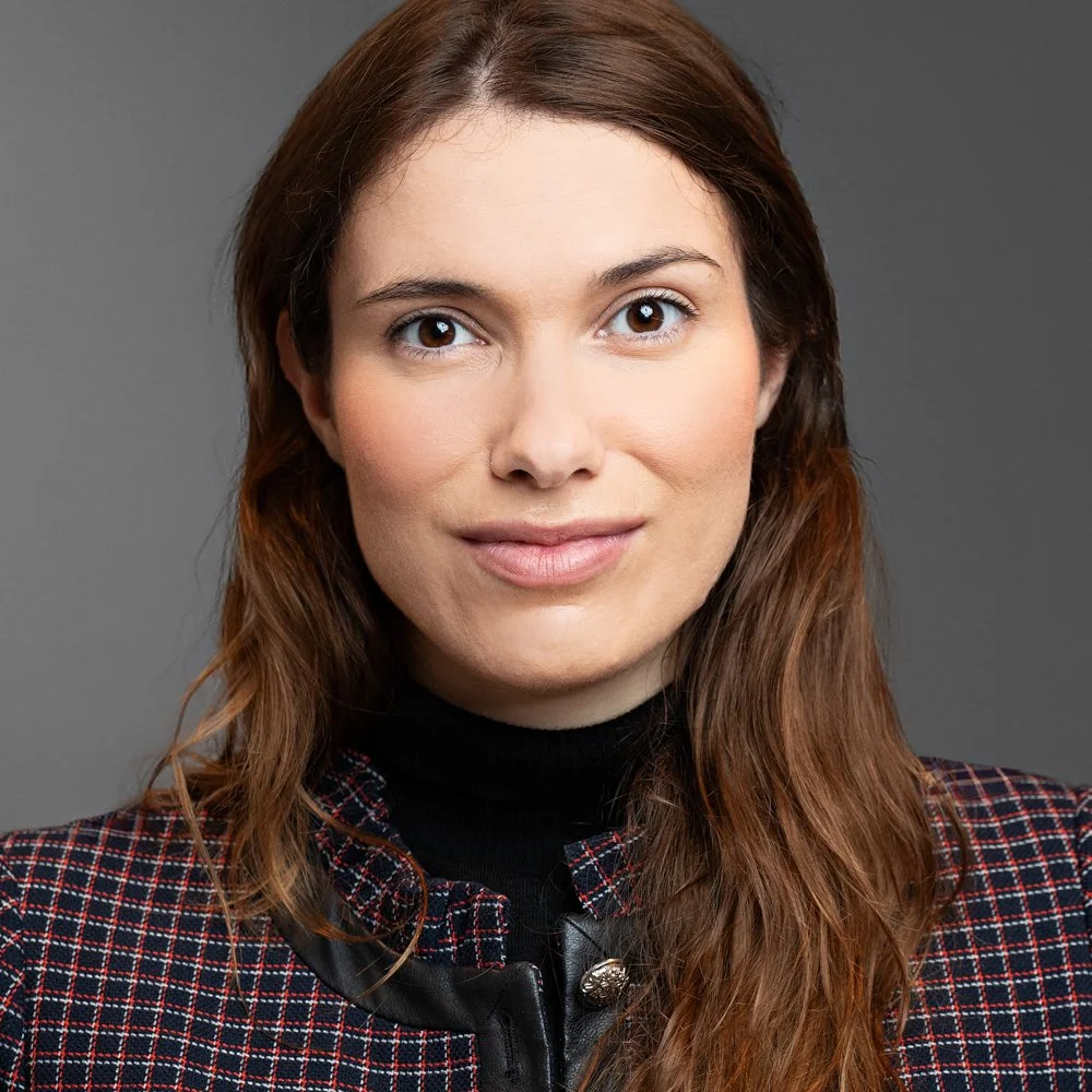 Johanna Gonnord Avocat Art Droit du travail Droit immobilier locataire salarié Immobilier
Description : Portrait d'une femme avec des cheveux marron, portant un haut noir et une veste à carreaux, souriant légèrement, fond gris.